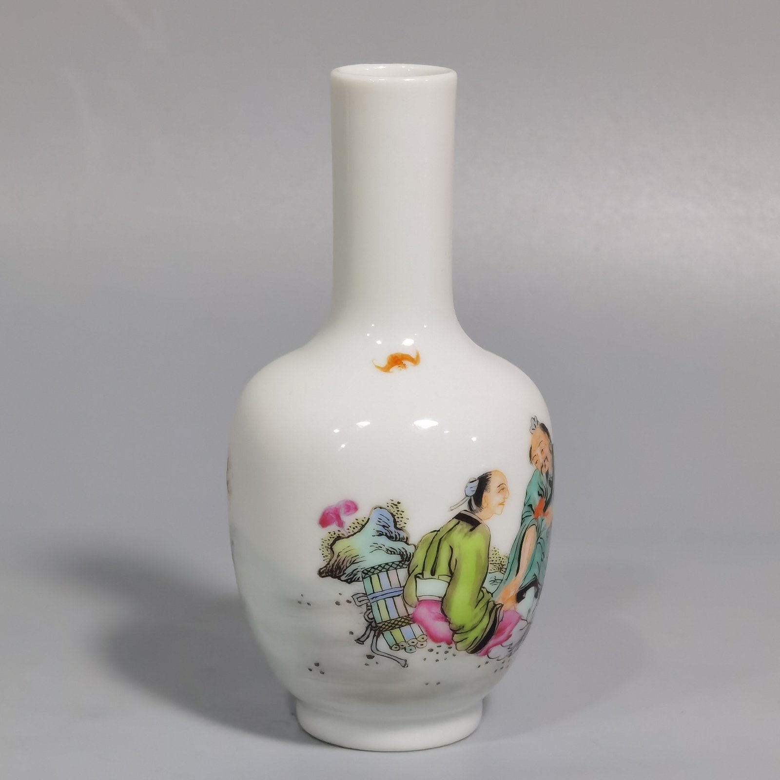 Qing Dynasty Yongzheng pastel fairy hand-held bottle