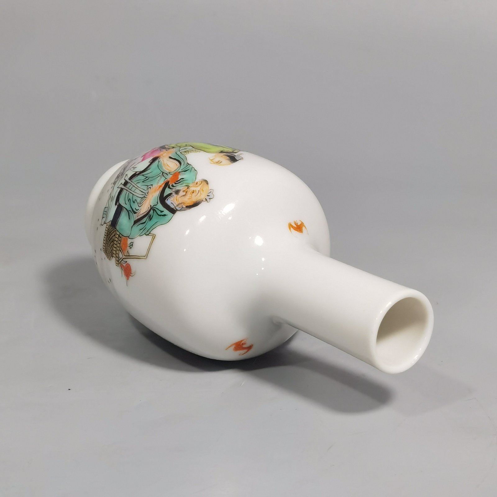 Qing Dynasty Yongzheng pastel fairy hand-held bottle