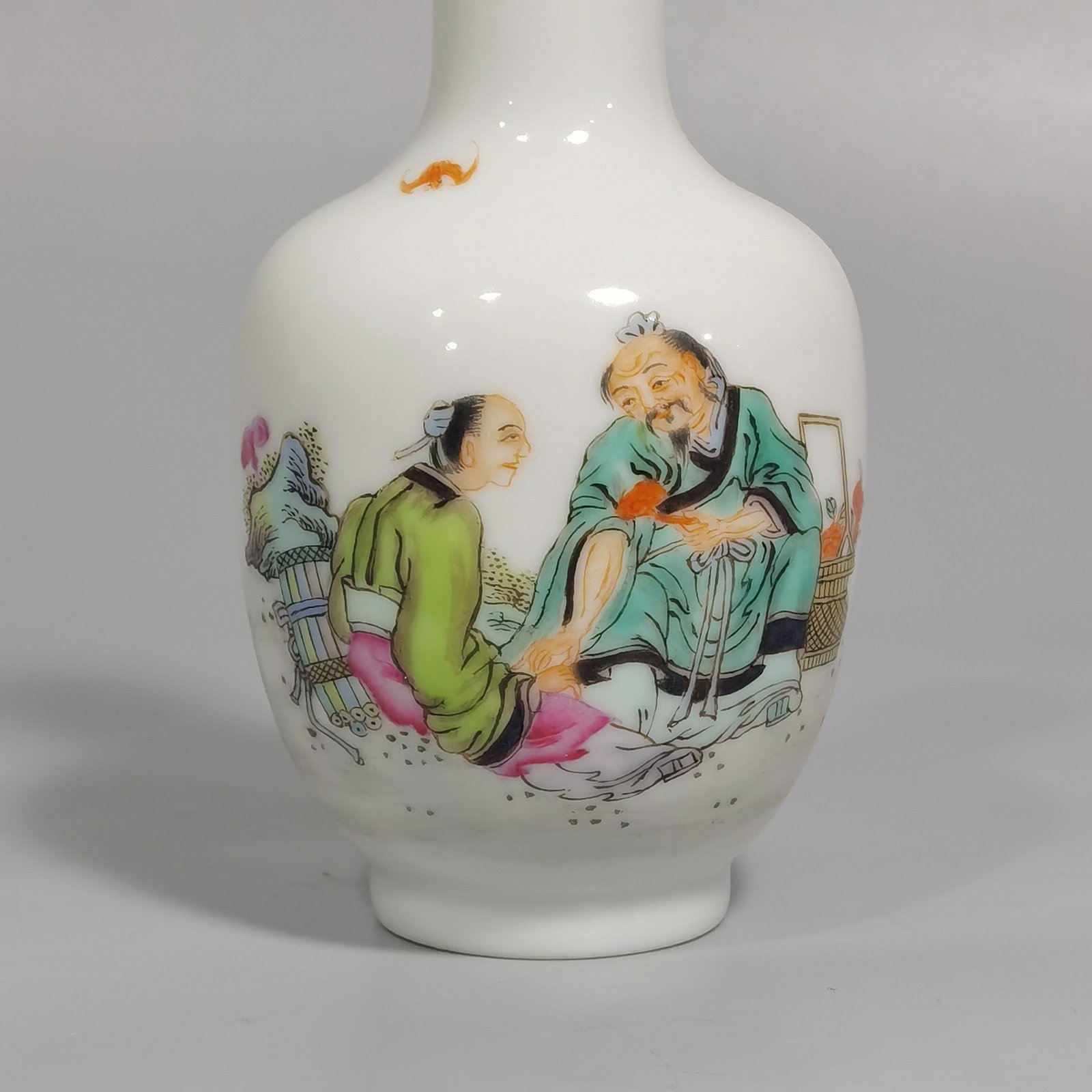 Qing Dynasty Yongzheng pastel fairy hand-held bottle