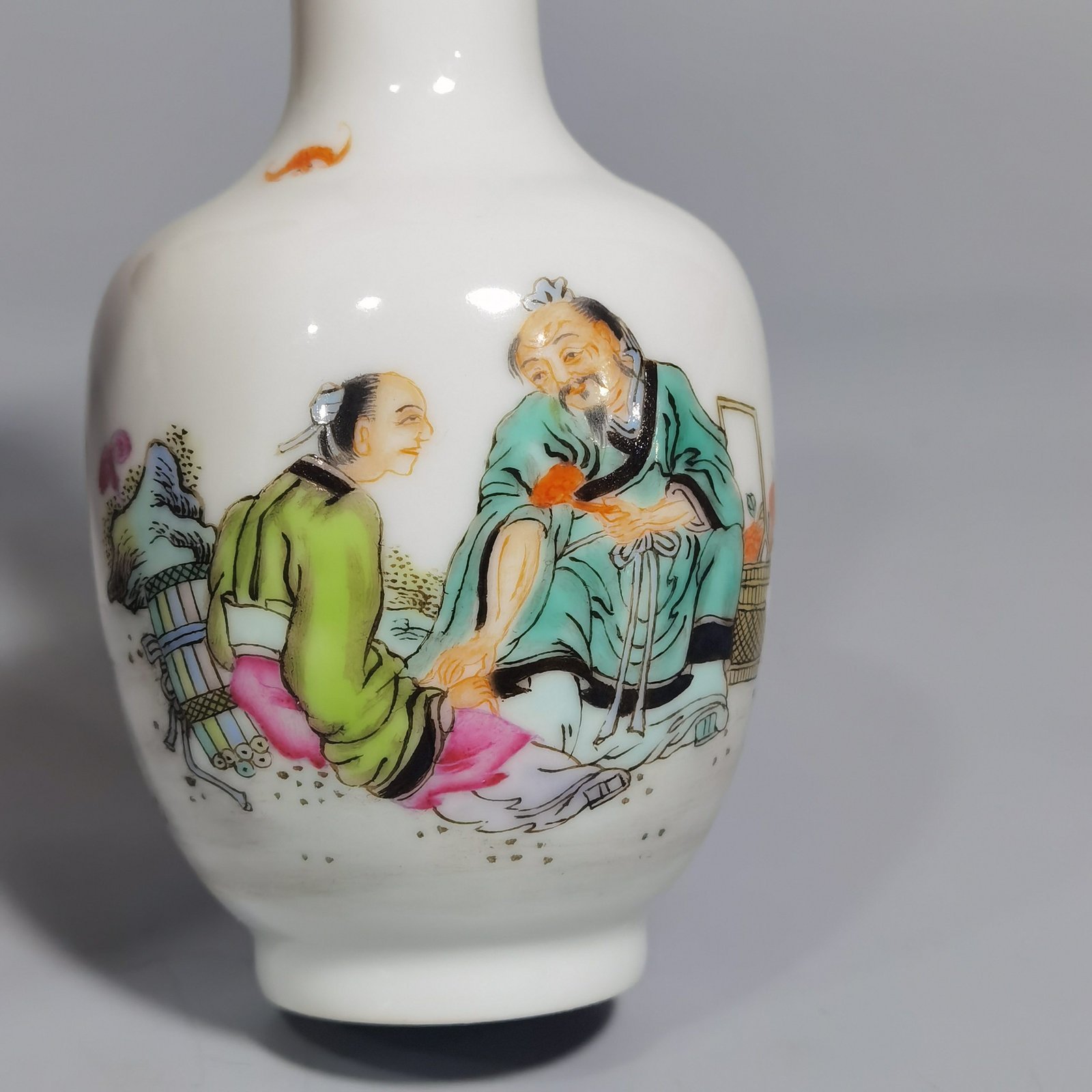 Qing Dynasty Yongzheng pastel fairy hand-held bottle