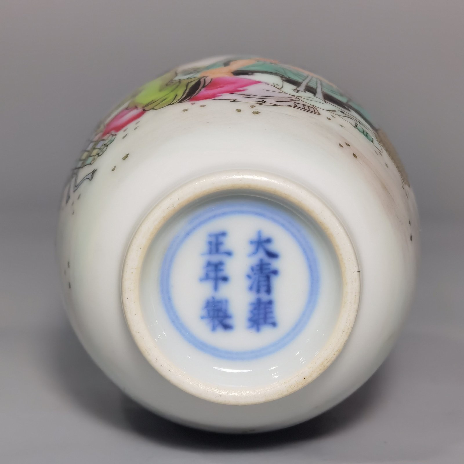Qing Dynasty Yongzheng pastel fairy hand-held bottle