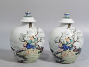 Qing Dynasty Yongzheng pastel jar with fish cover