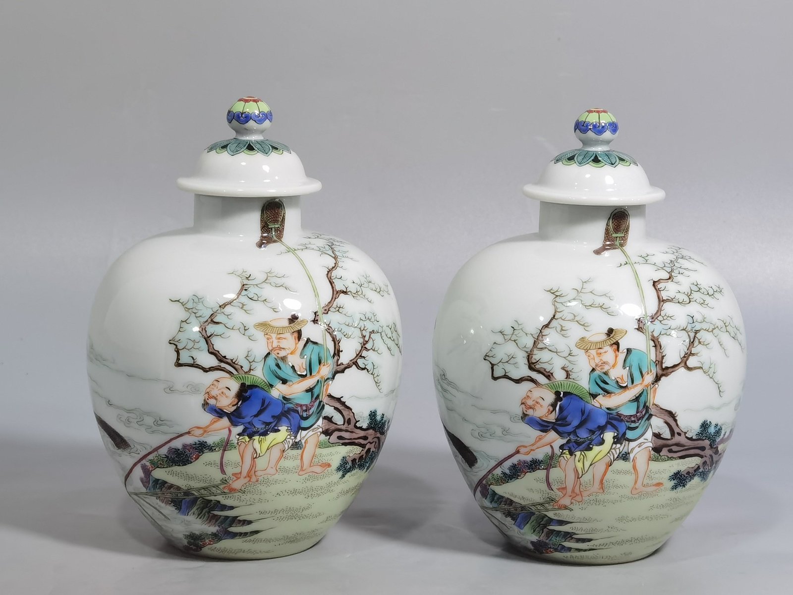 Qing Dynasty Yongzheng pastel jar with fish cover