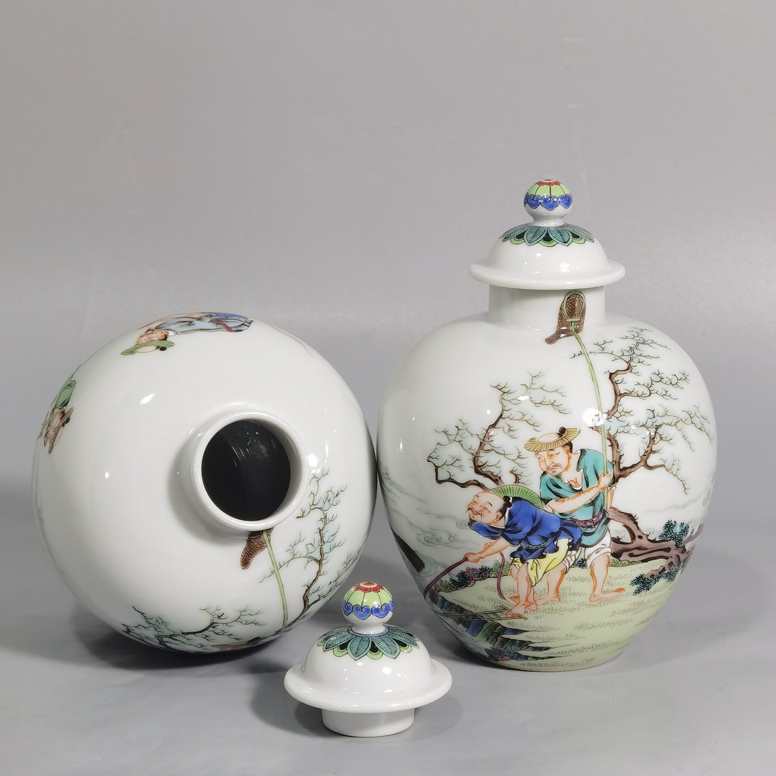 Qing Dynasty Yongzheng pastel jar with fish cover