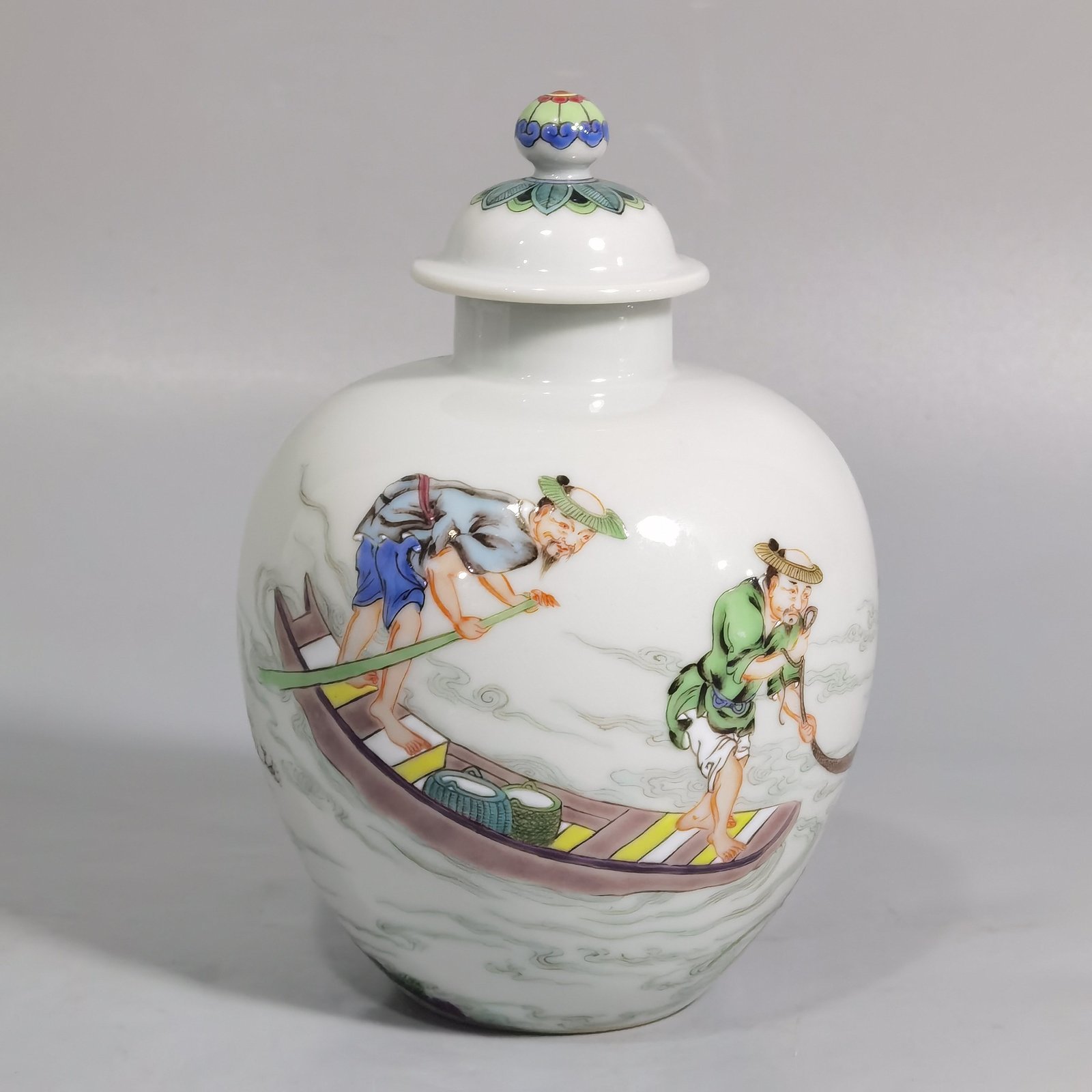 Qing Dynasty Yongzheng pastel jar with fish cover