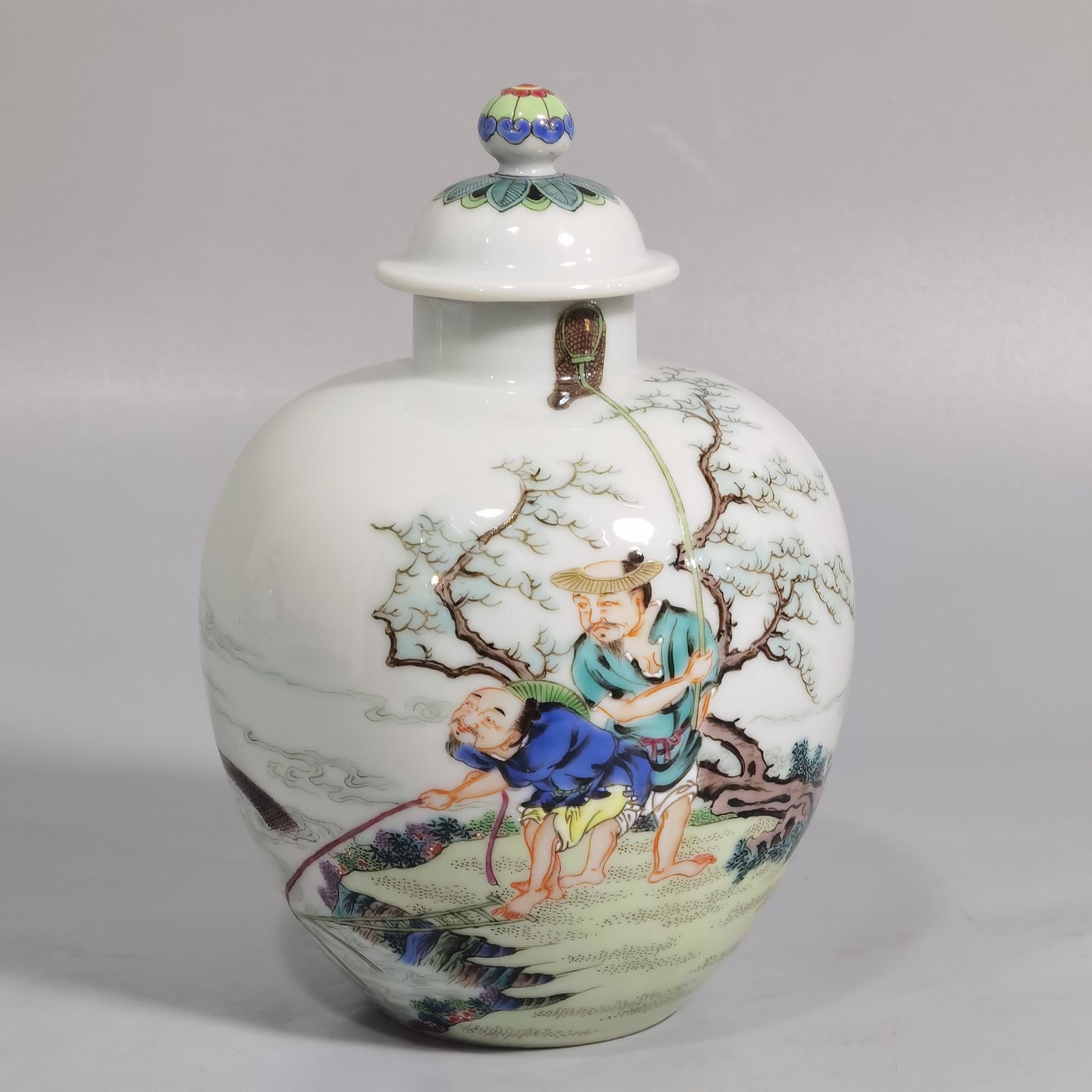 Qing Dynasty Yongzheng pastel jar with fish cover