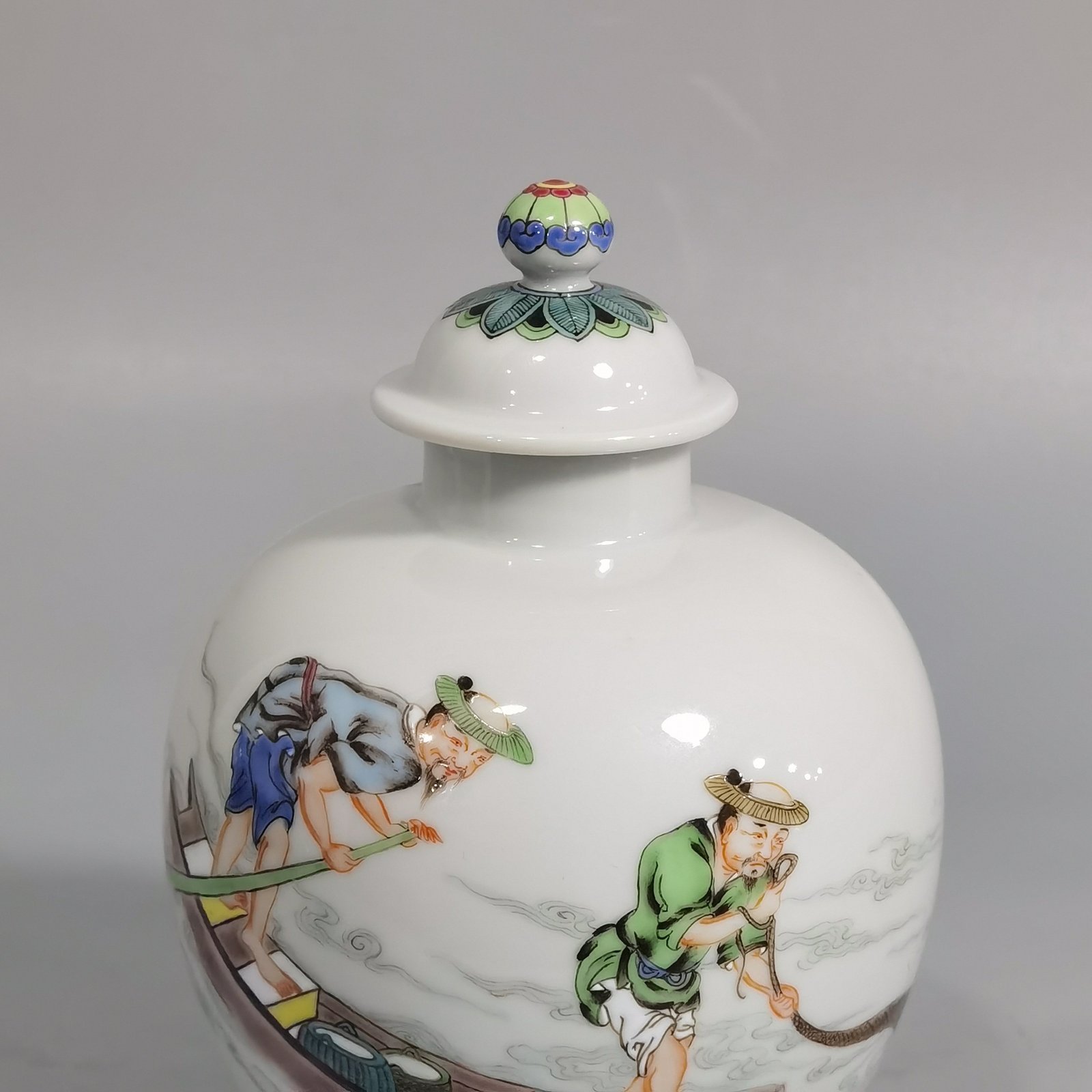 Qing Dynasty Yongzheng pastel jar with fish cover