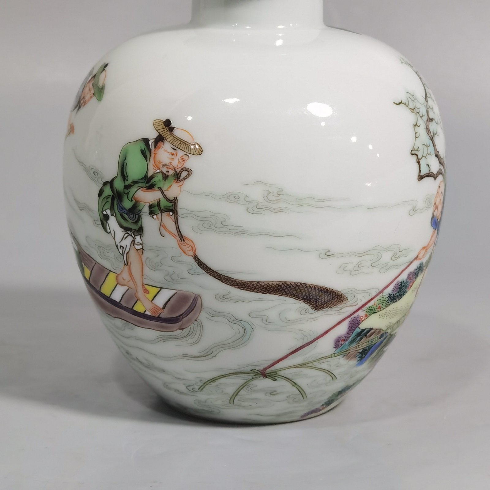 Qing Dynasty Yongzheng pastel jar with fish cover