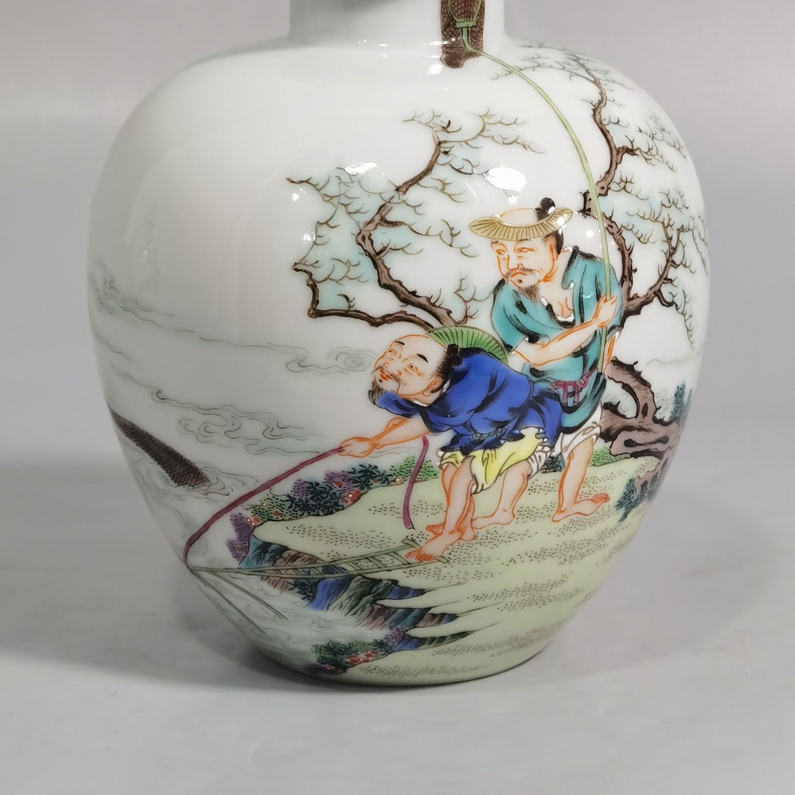Qing Dynasty Yongzheng pastel jar with fish cover