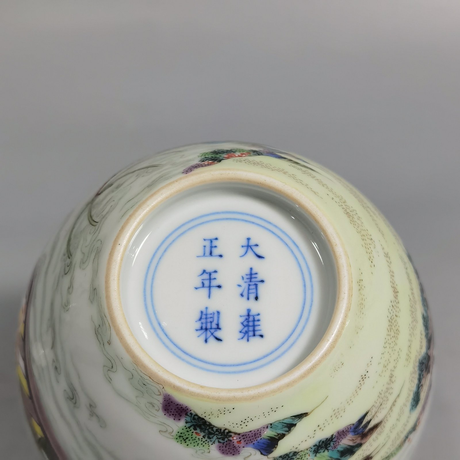 Qing Dynasty Yongzheng pastel jar with fish cover
