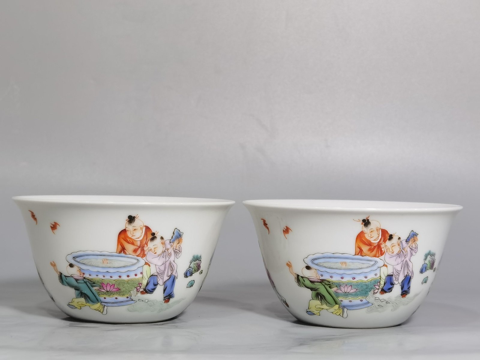 Qing Dynasty Yongzheng famille rose Sima Guang smashed cylinder horseshoe cup