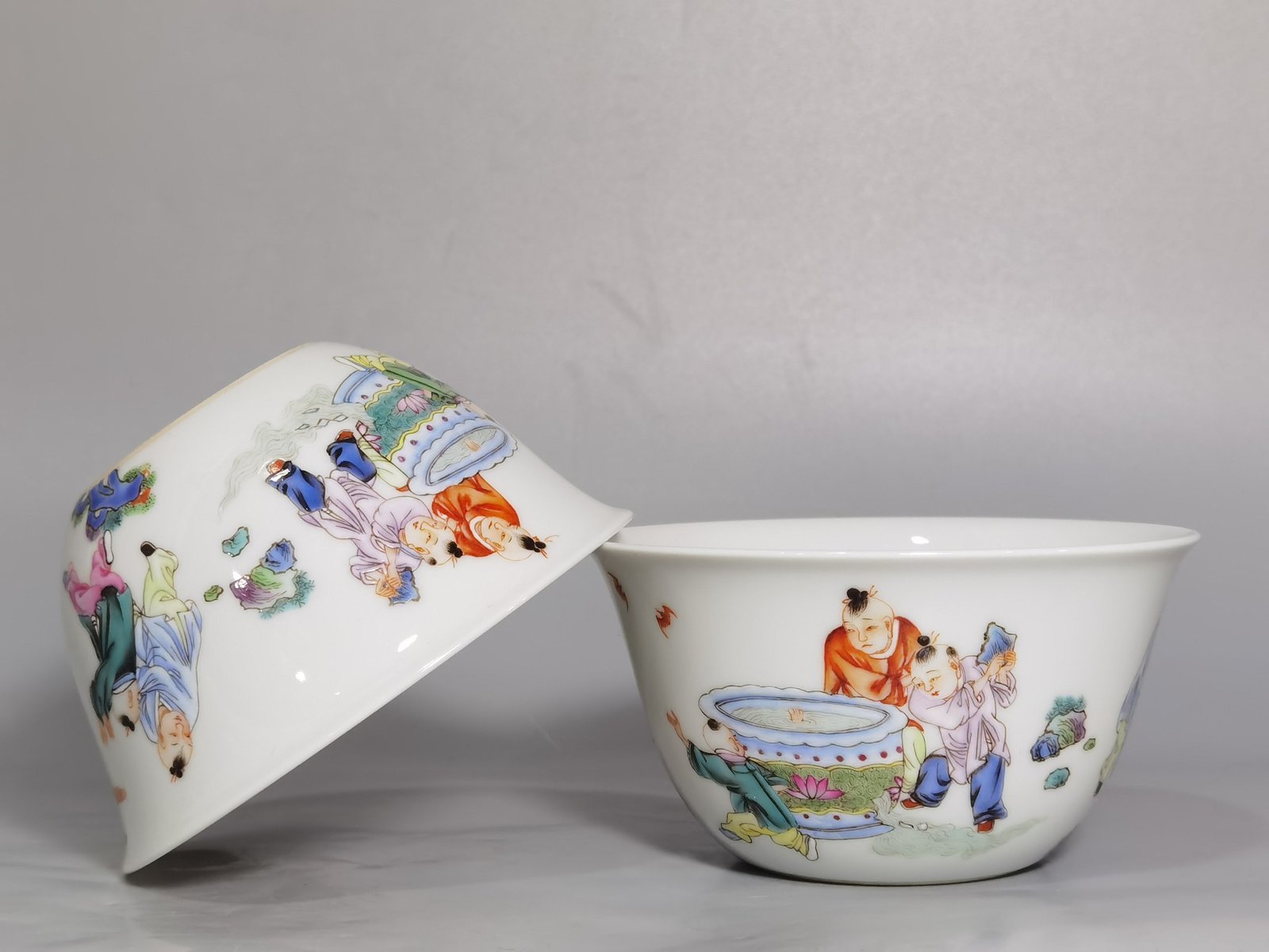 Qing Dynasty Yongzheng famille rose Sima Guang smashed cylinder horseshoe cup