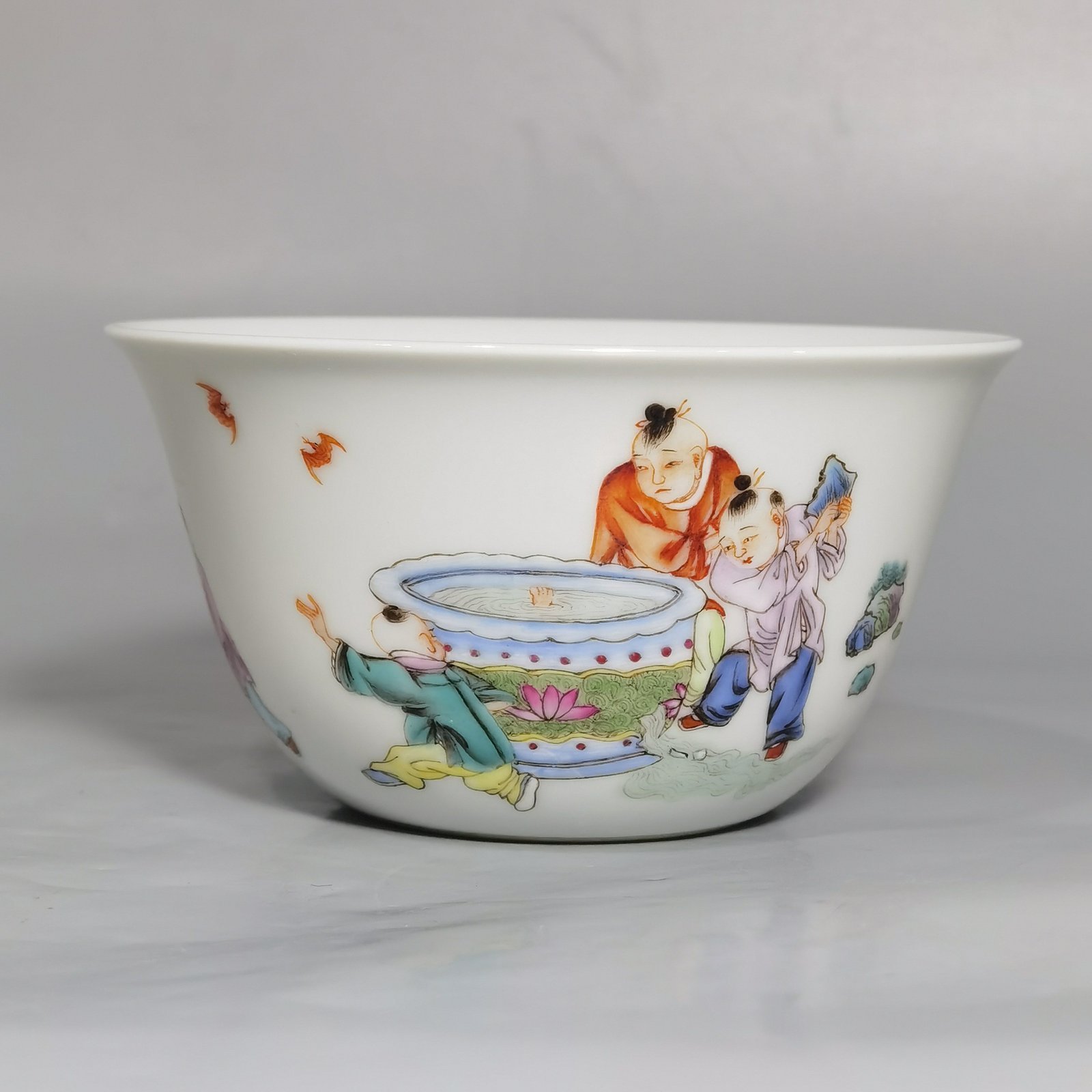 Qing Dynasty Yongzheng famille rose Sima Guang smashed cylinder horseshoe cup