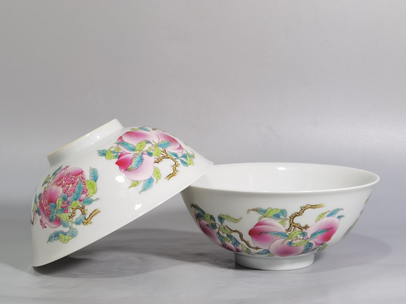 Qing Dynasty Yongzheng pair of pastel-coloured bowls