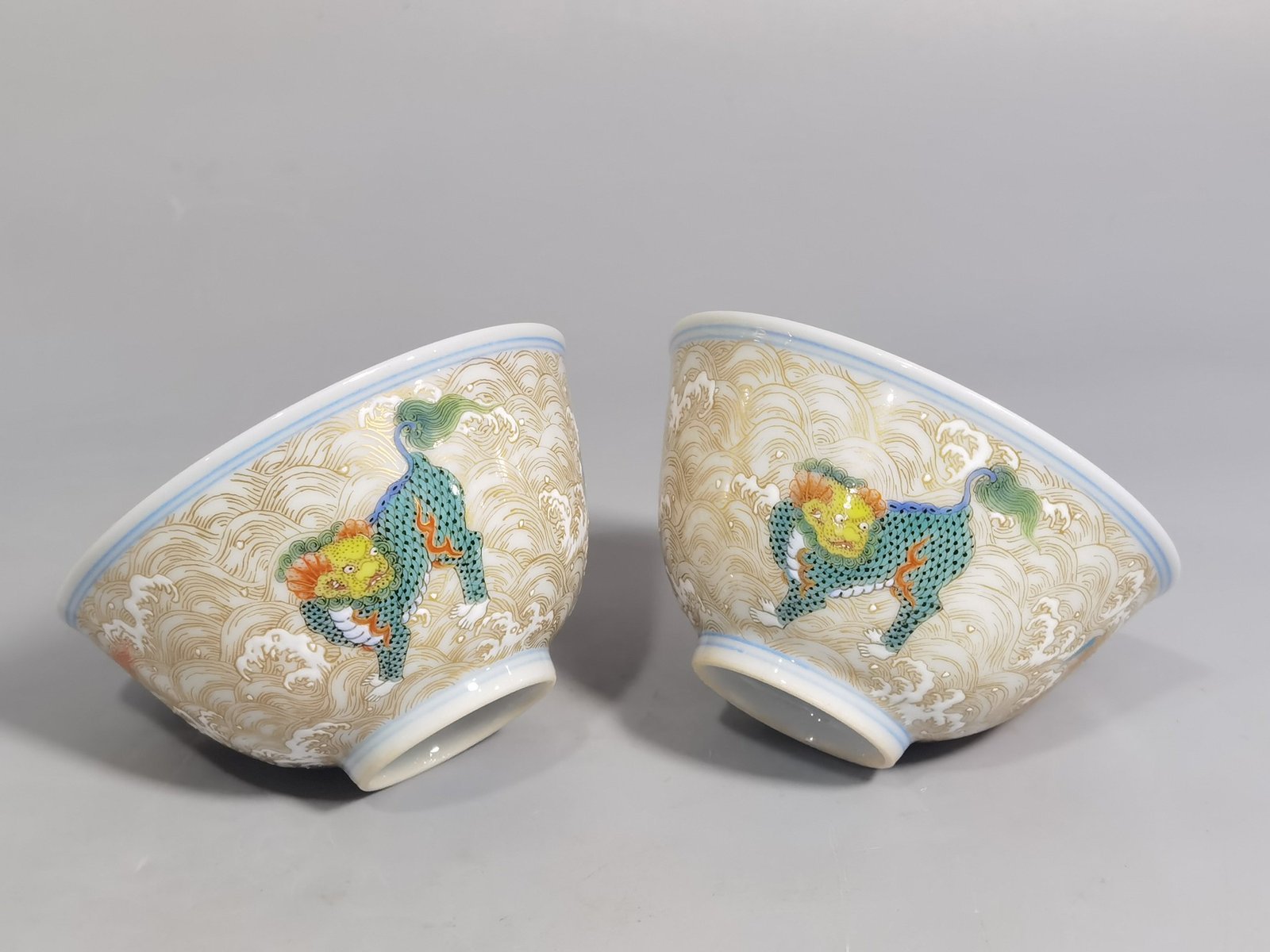 Qing Dynasty Yongzheng pair of pastel-painted gold-painted seawater cups