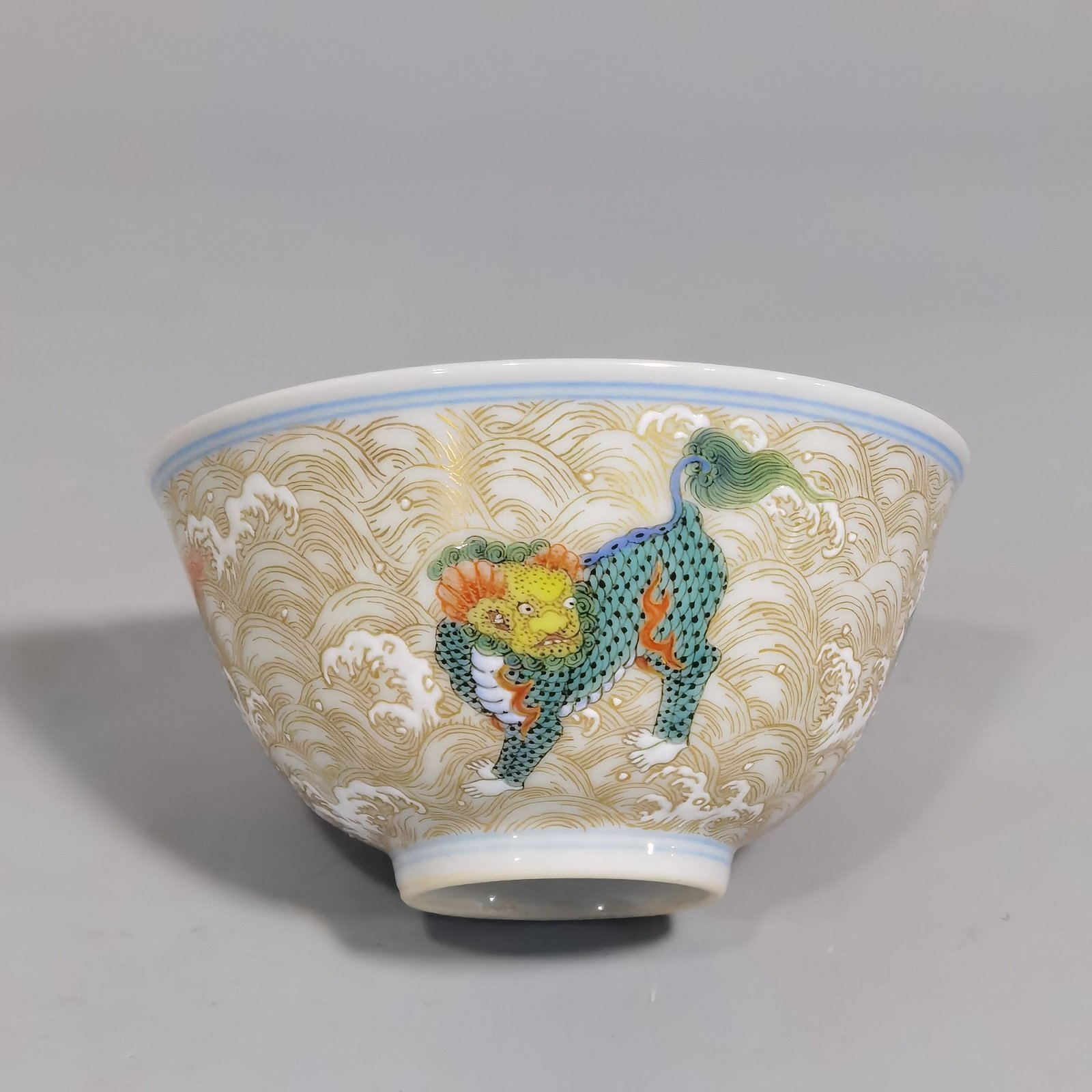 Qing Dynasty Yongzheng pair of pastel-painted gold-painted seawater cups