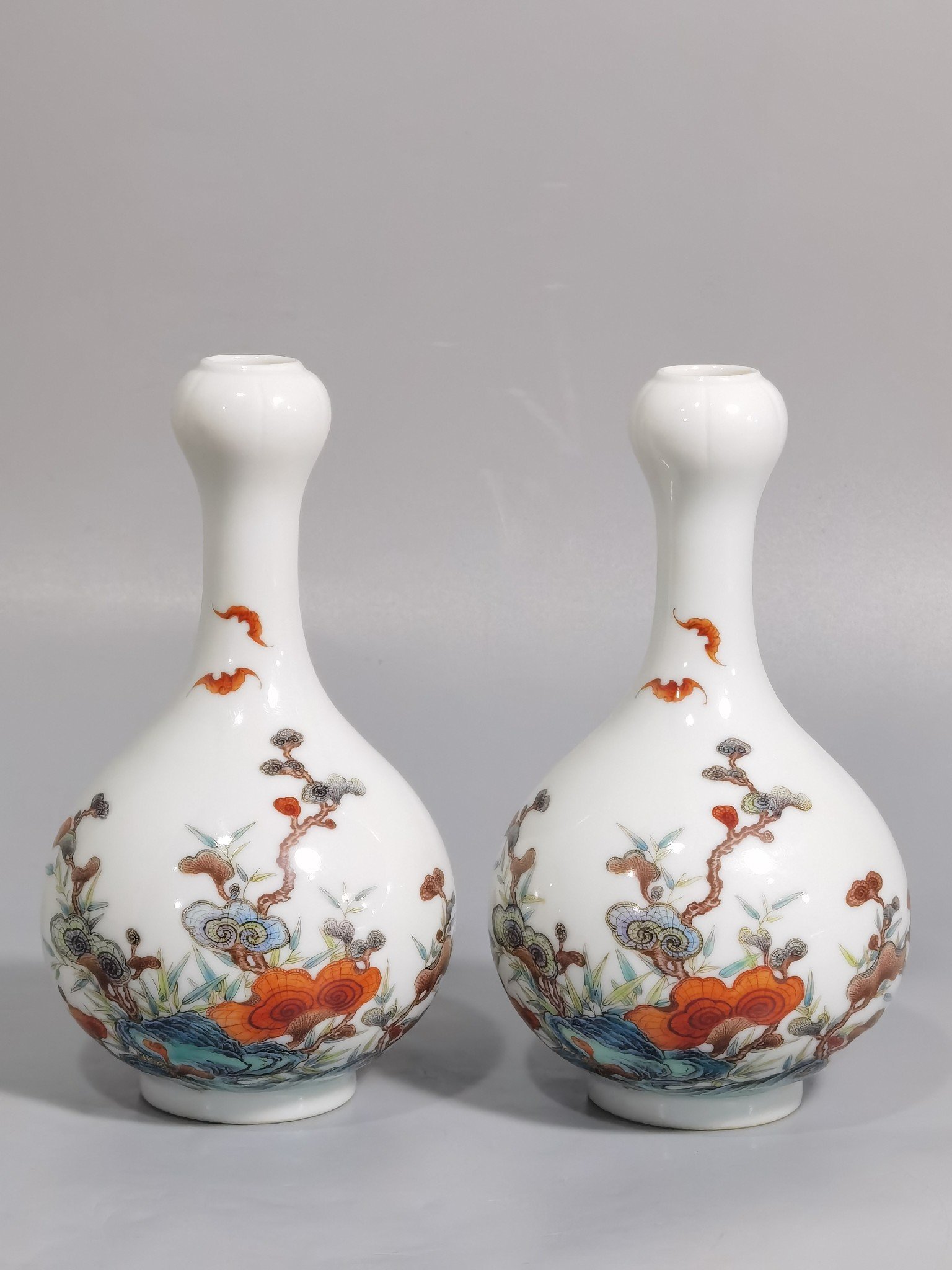 Qing Dynasty Yongzheng Pastel Ganoderma lucidum bat-patterned garlic bottle