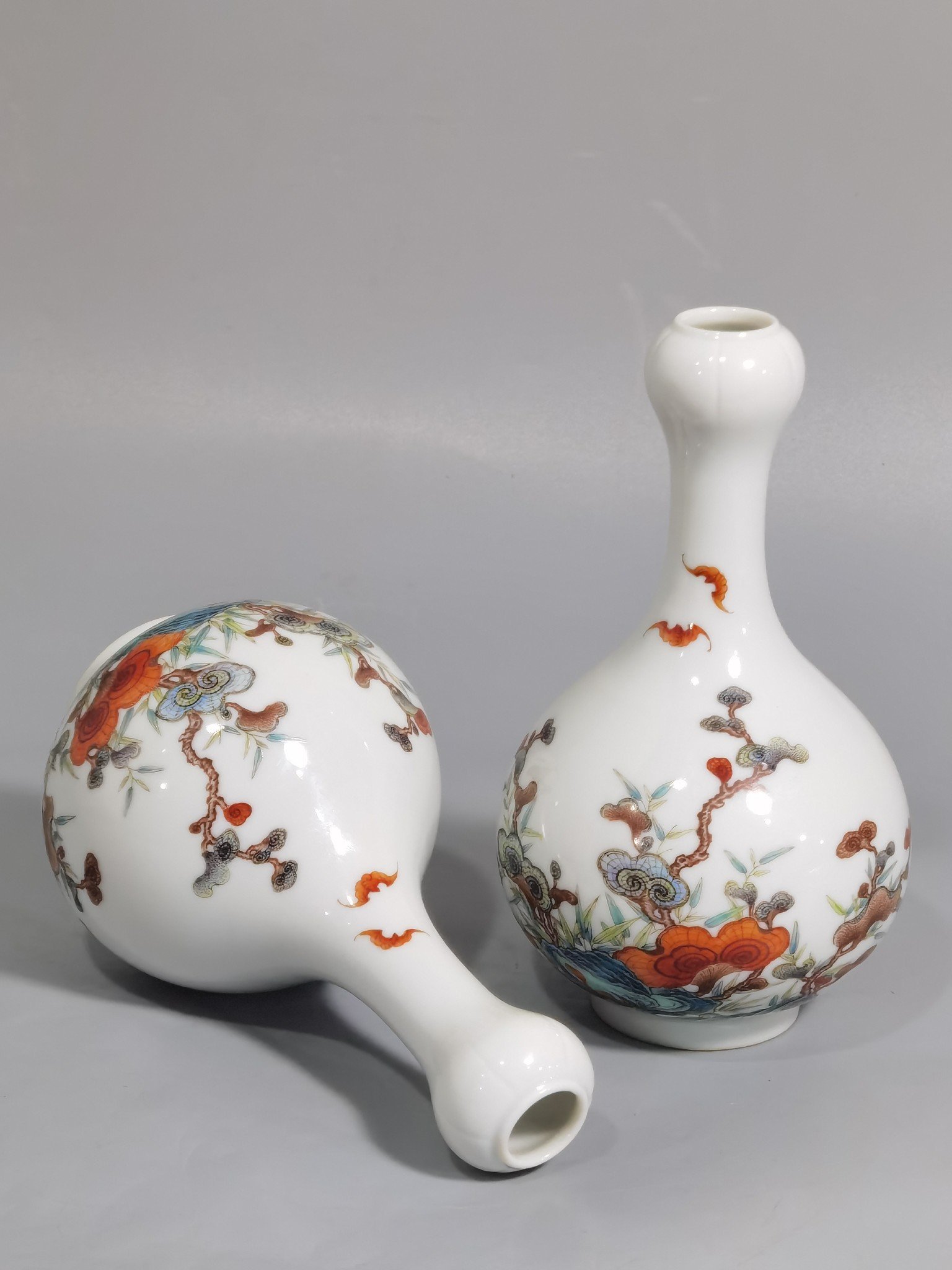 Qing Dynasty Yongzheng Pastel Ganoderma lucidum bat-patterned garlic bottle