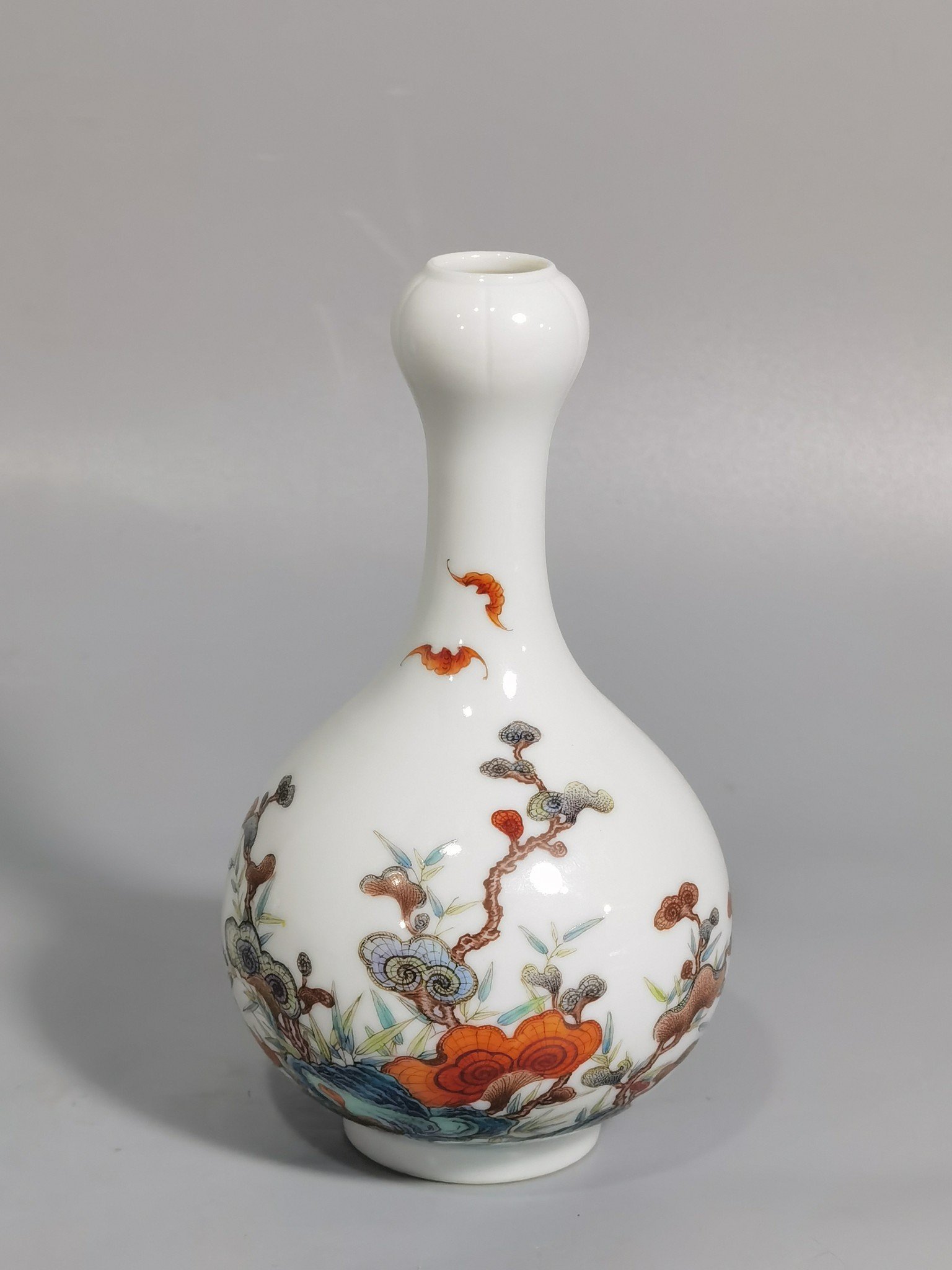 Qing Dynasty Yongzheng Pastel Ganoderma lucidum bat-patterned garlic bottle