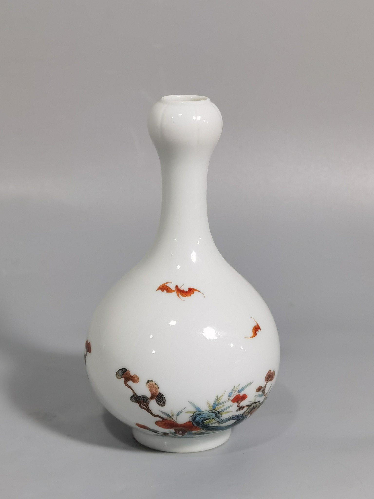 Qing Dynasty Yongzheng Pastel Ganoderma lucidum bat-patterned garlic bottle