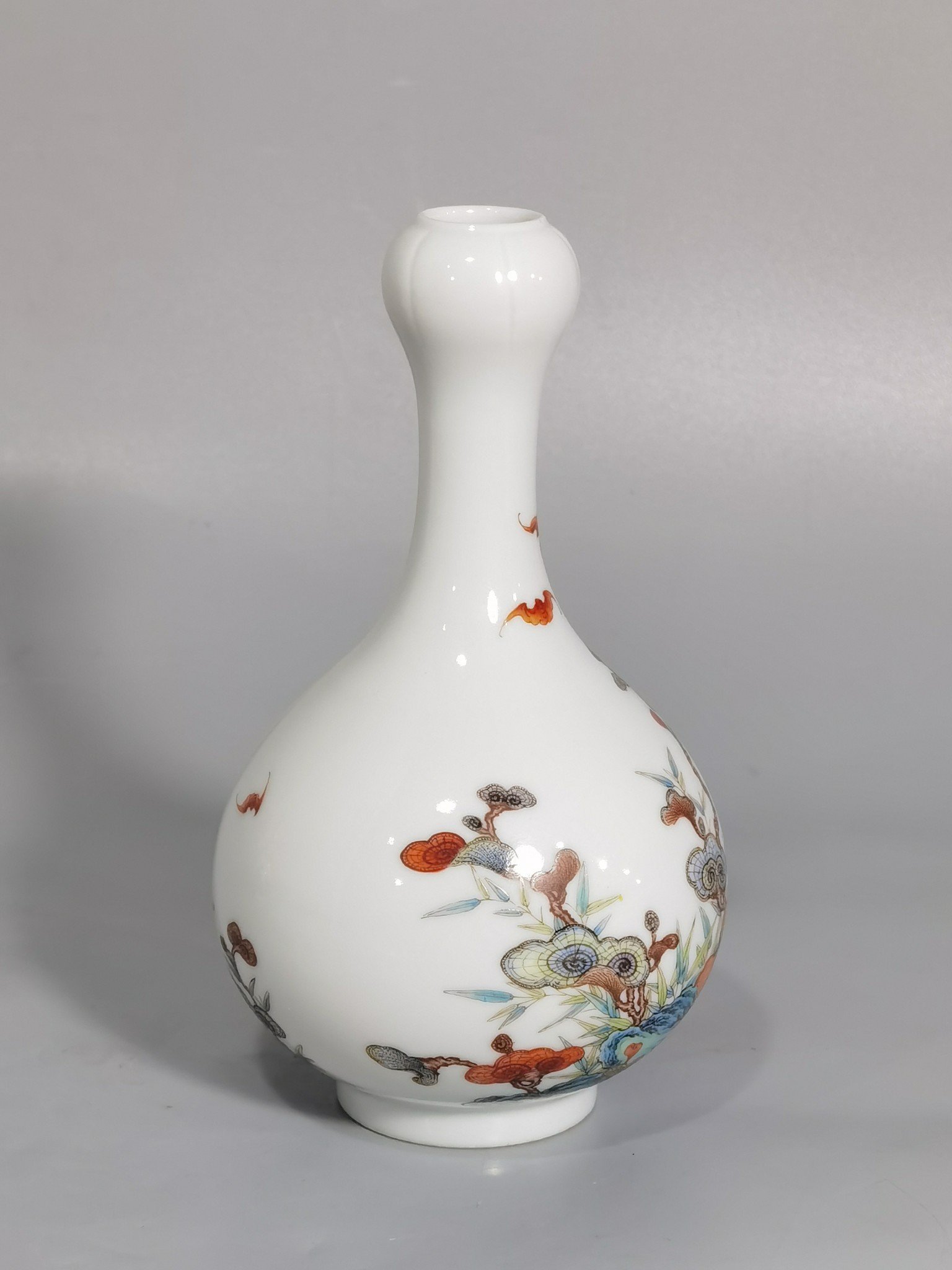 Qing Dynasty Yongzheng Pastel Ganoderma lucidum bat-patterned garlic bottle