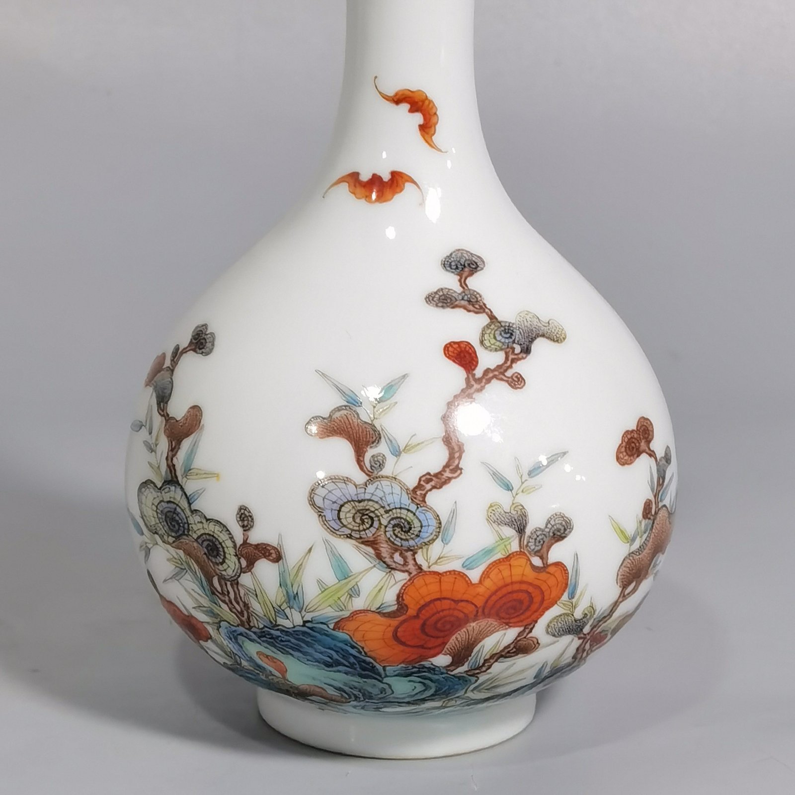 Qing Dynasty Yongzheng Pastel Ganoderma lucidum bat-patterned garlic bottle