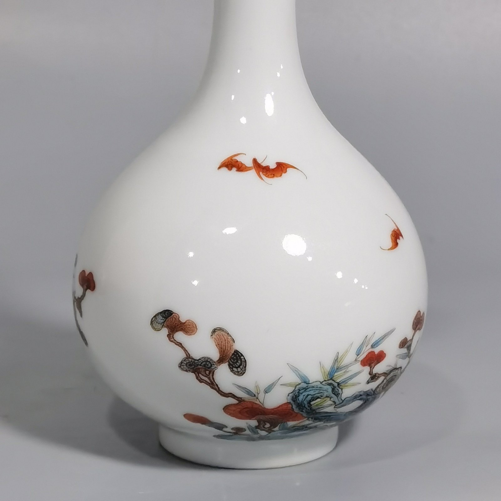 Qing Dynasty Yongzheng Pastel Ganoderma lucidum bat-patterned garlic bottle