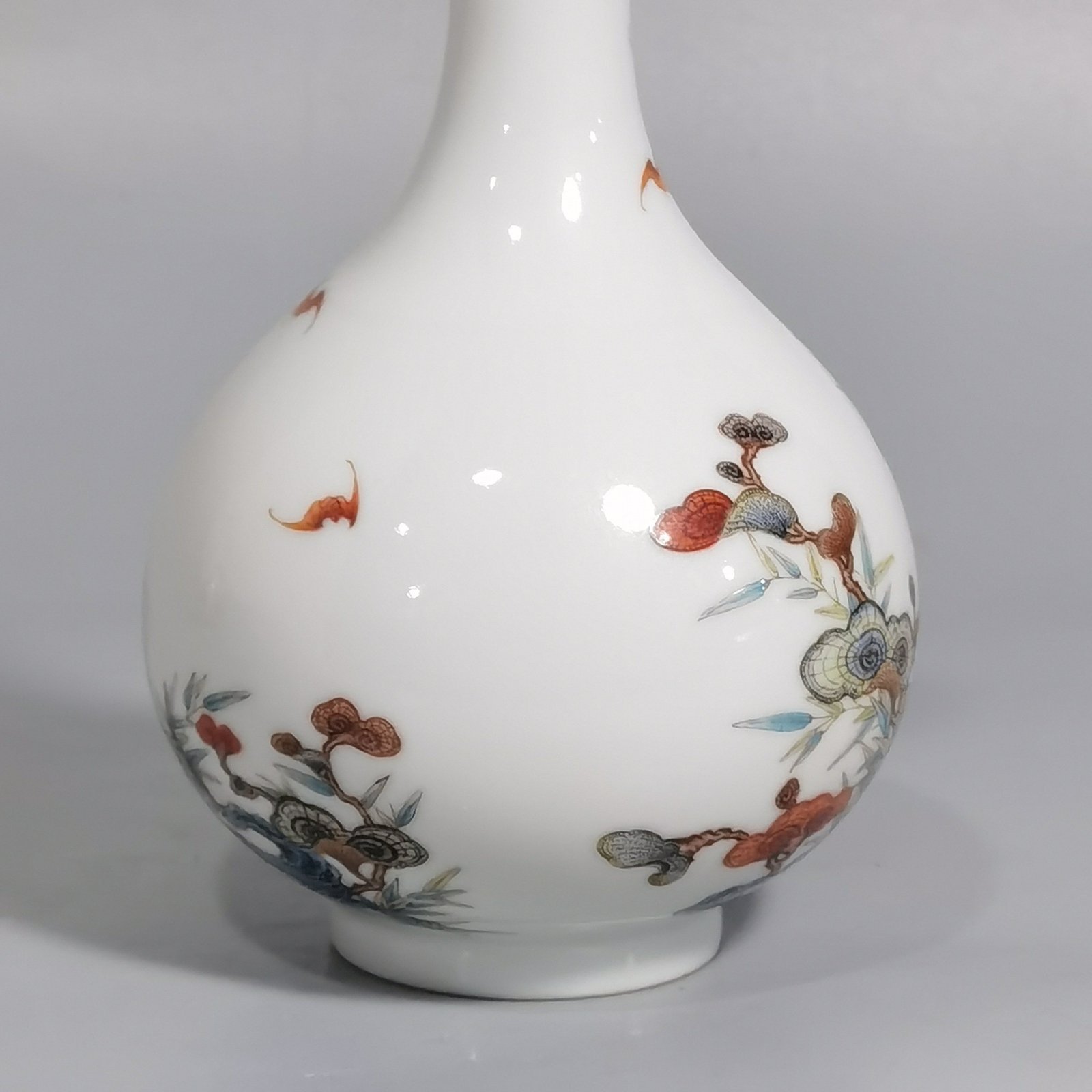 Qing Dynasty Yongzheng Pastel Ganoderma lucidum bat-patterned garlic bottle