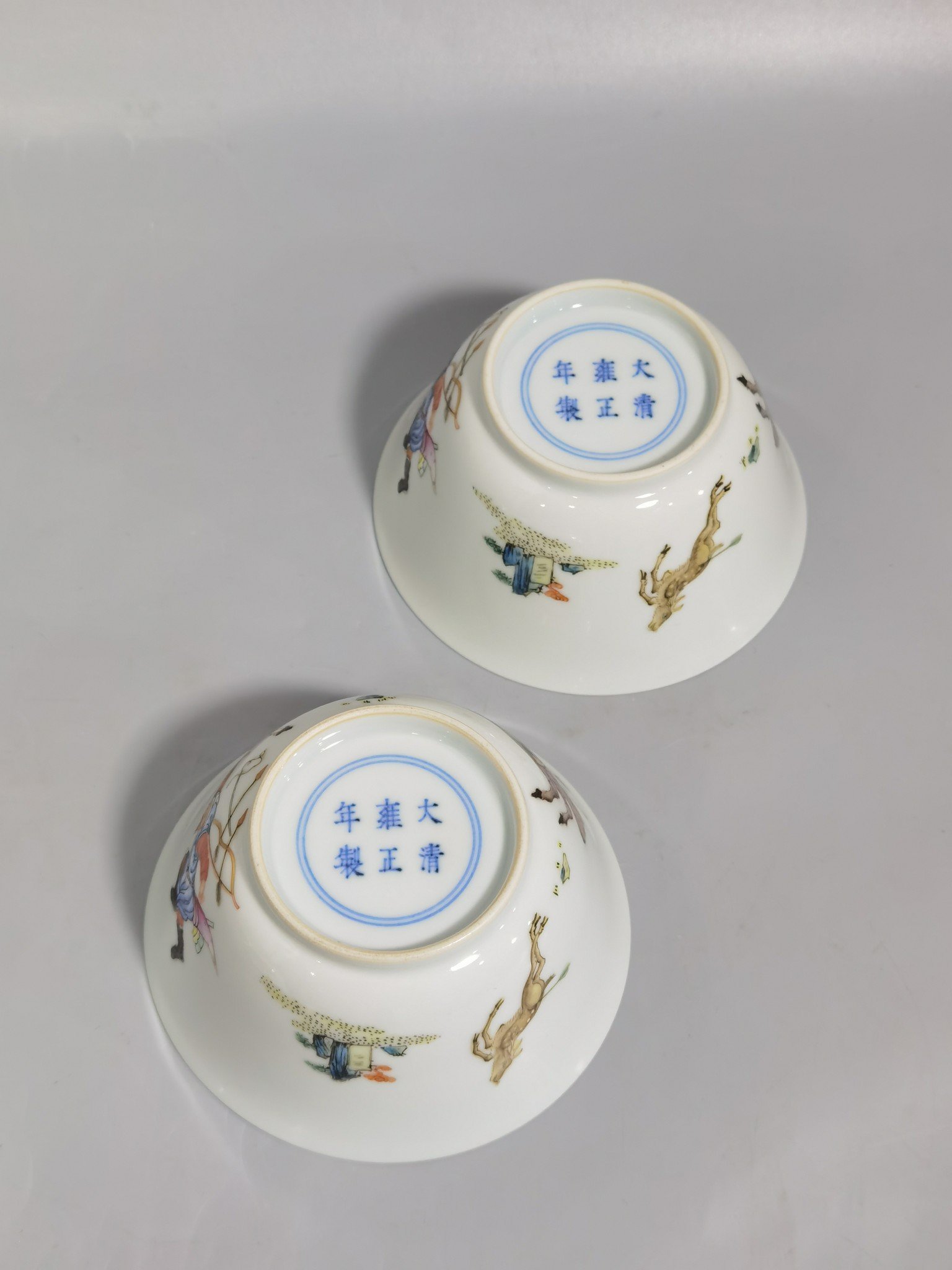 Qing Dynasty Yongzheng pair of pastel hunting mugs