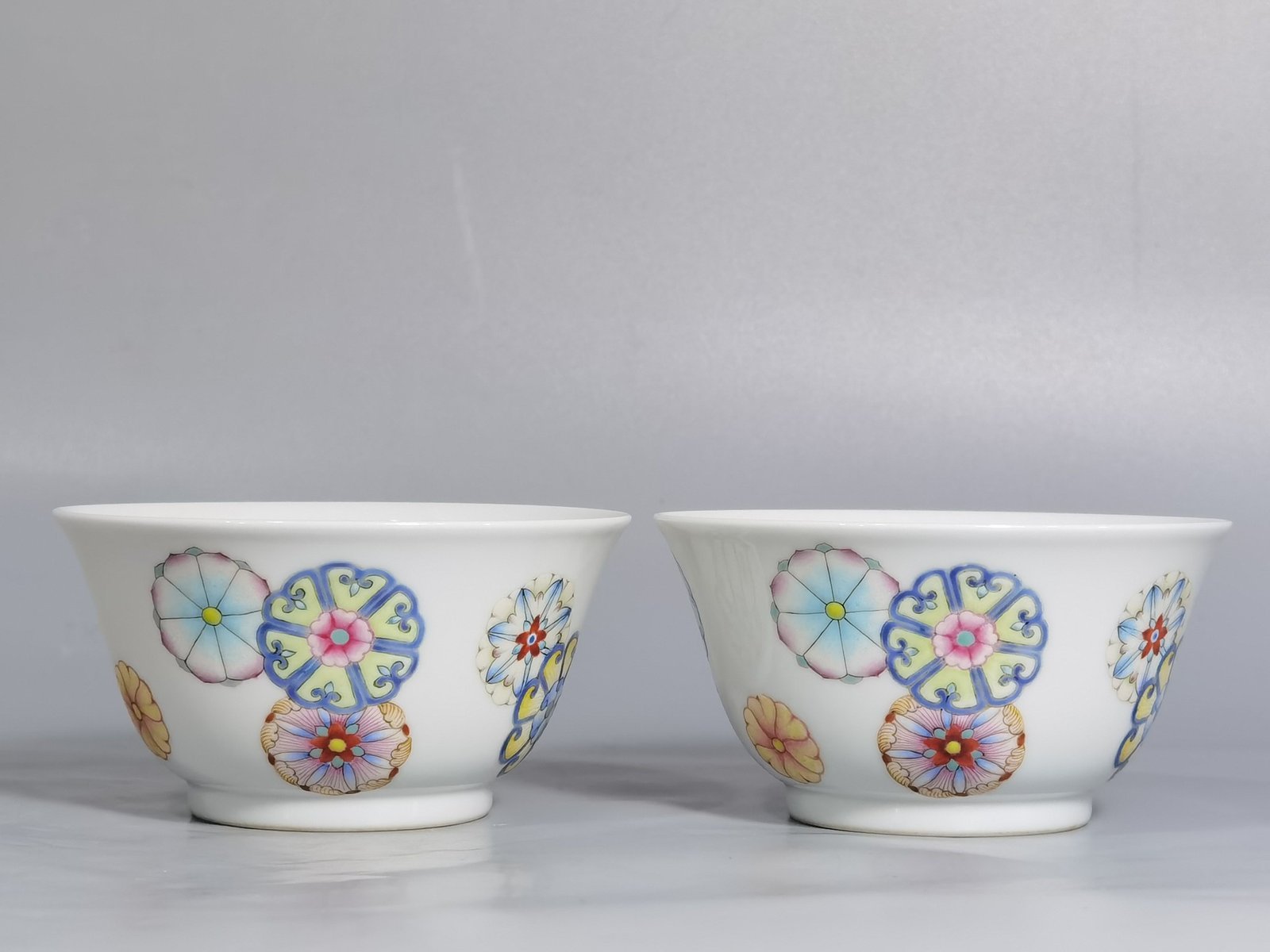 Qing Dynasty Yongzheng pair of pastel leather ball pattern cups
