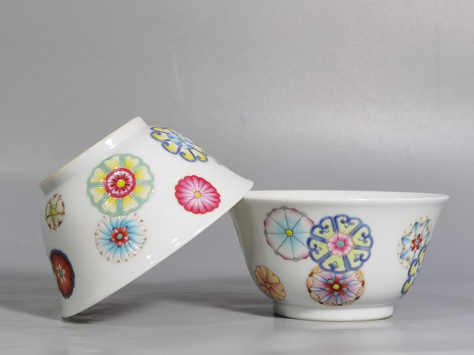 Qing Dynasty Yongzheng pair of pastel leather ball pattern cups