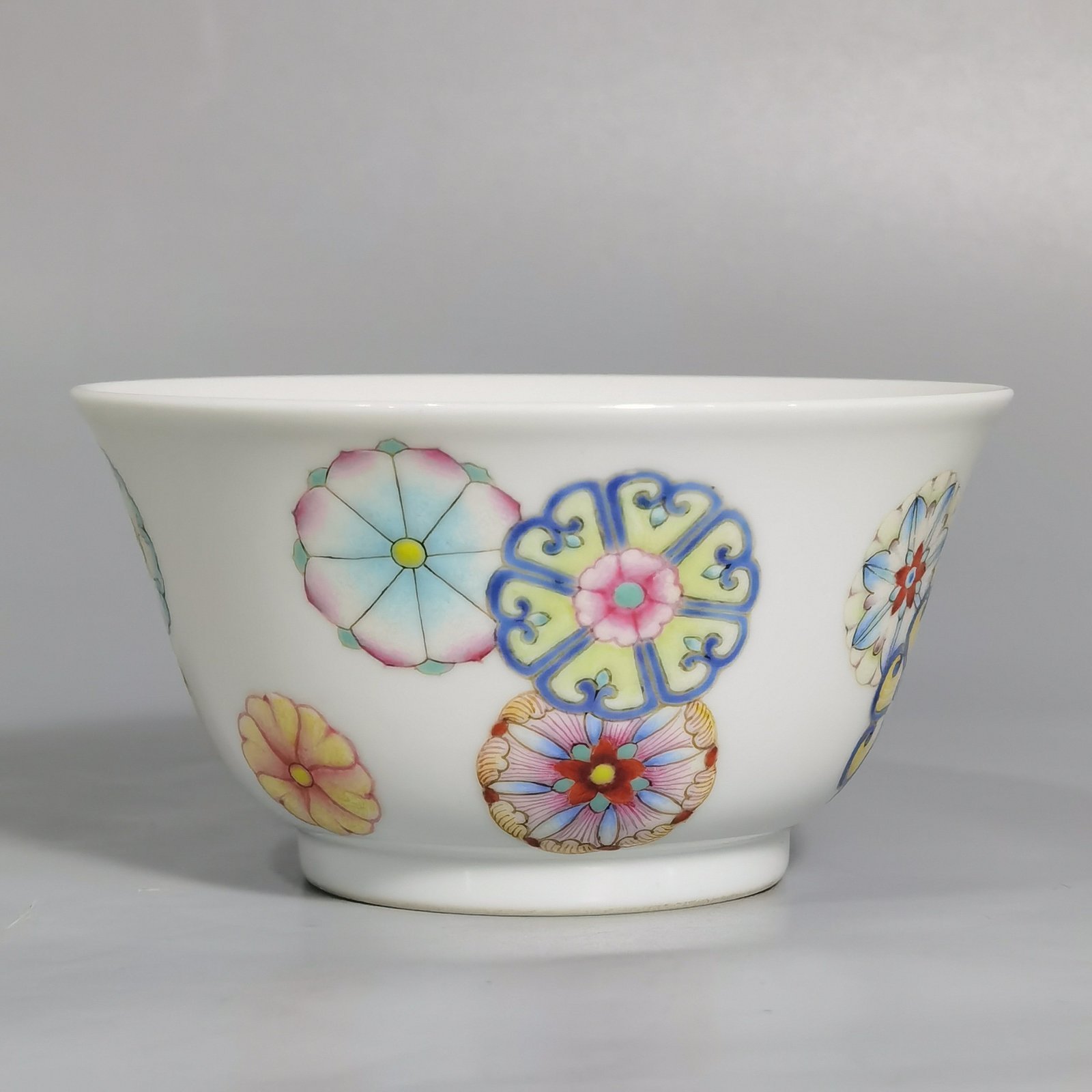Qing Dynasty Yongzheng pair of pastel leather ball pattern cups
