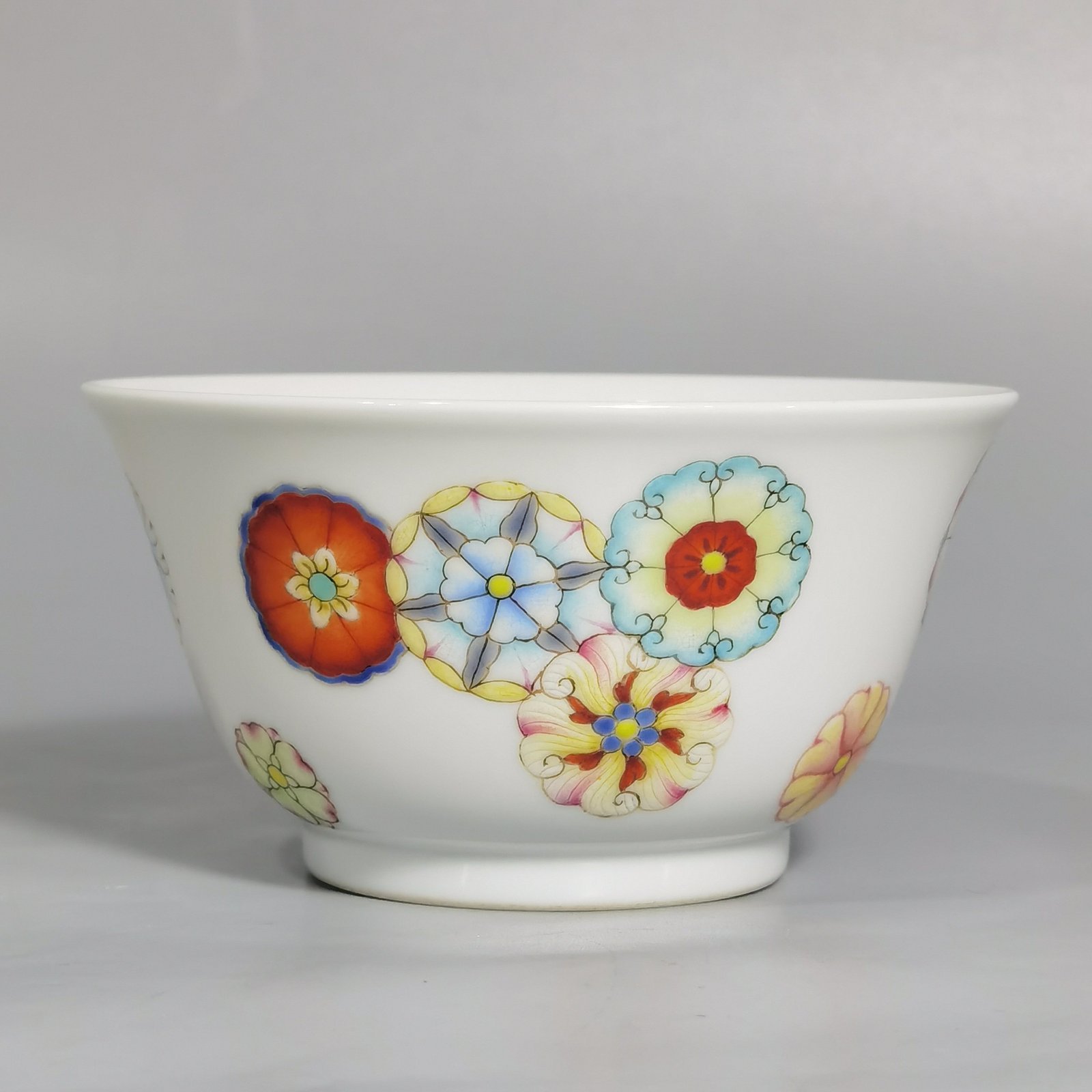 Qing Dynasty Yongzheng pair of pastel leather ball pattern cups