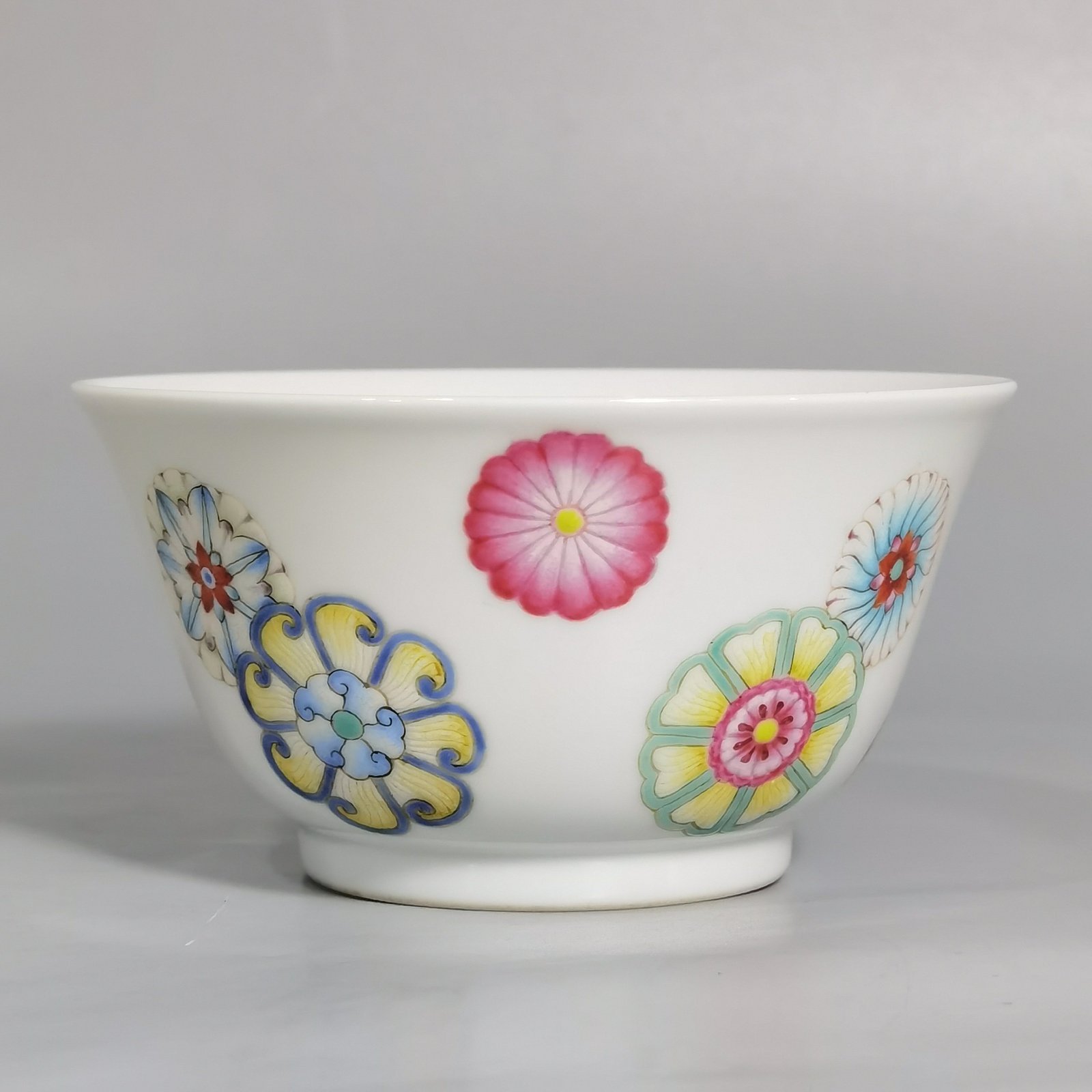 Qing Dynasty Yongzheng pair of pastel leather ball pattern cups