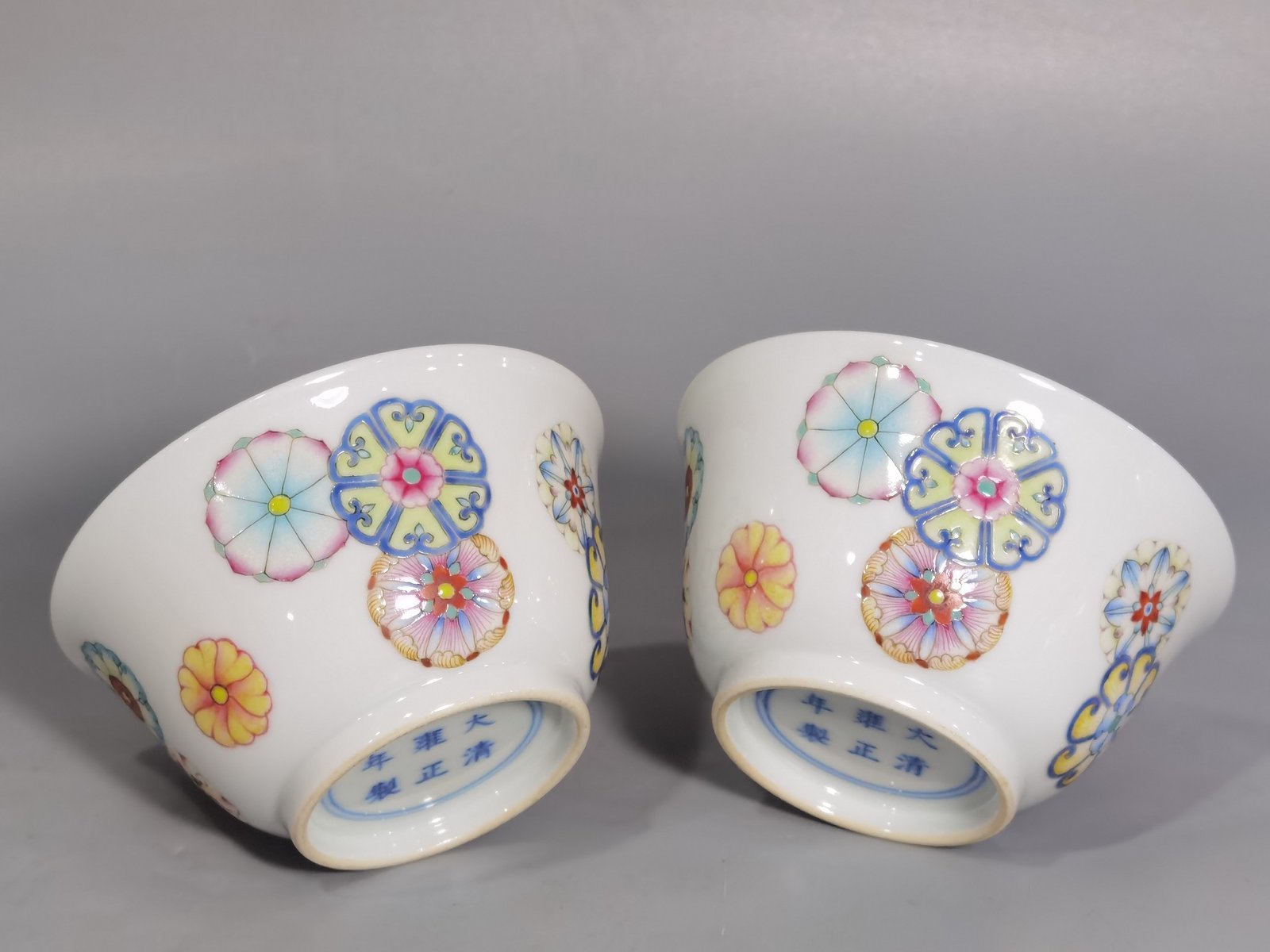 Qing Dynasty Yongzheng pair of pastel leather ball pattern cups