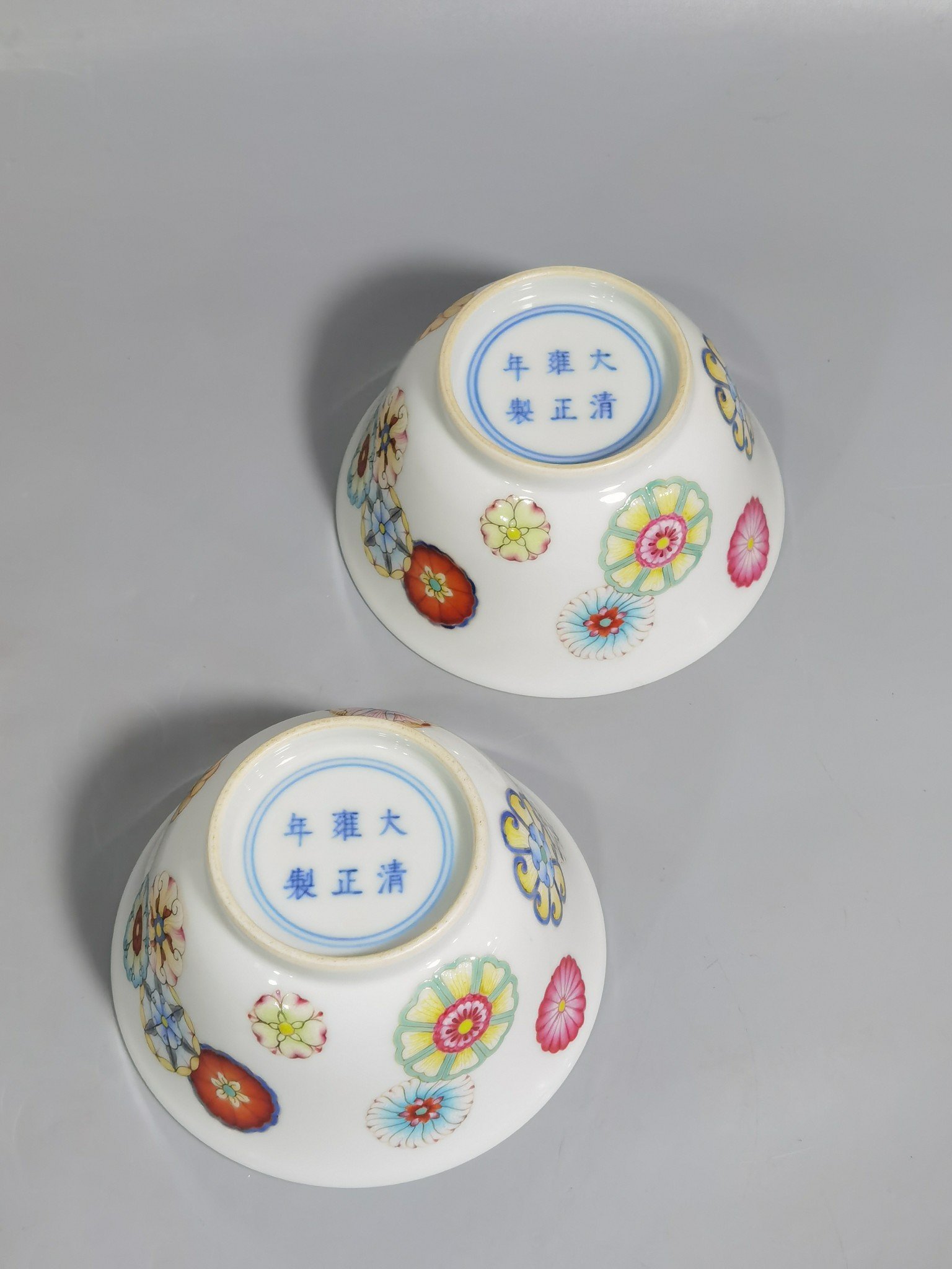 Qing Dynasty Yongzheng pair of pastel leather ball pattern cups