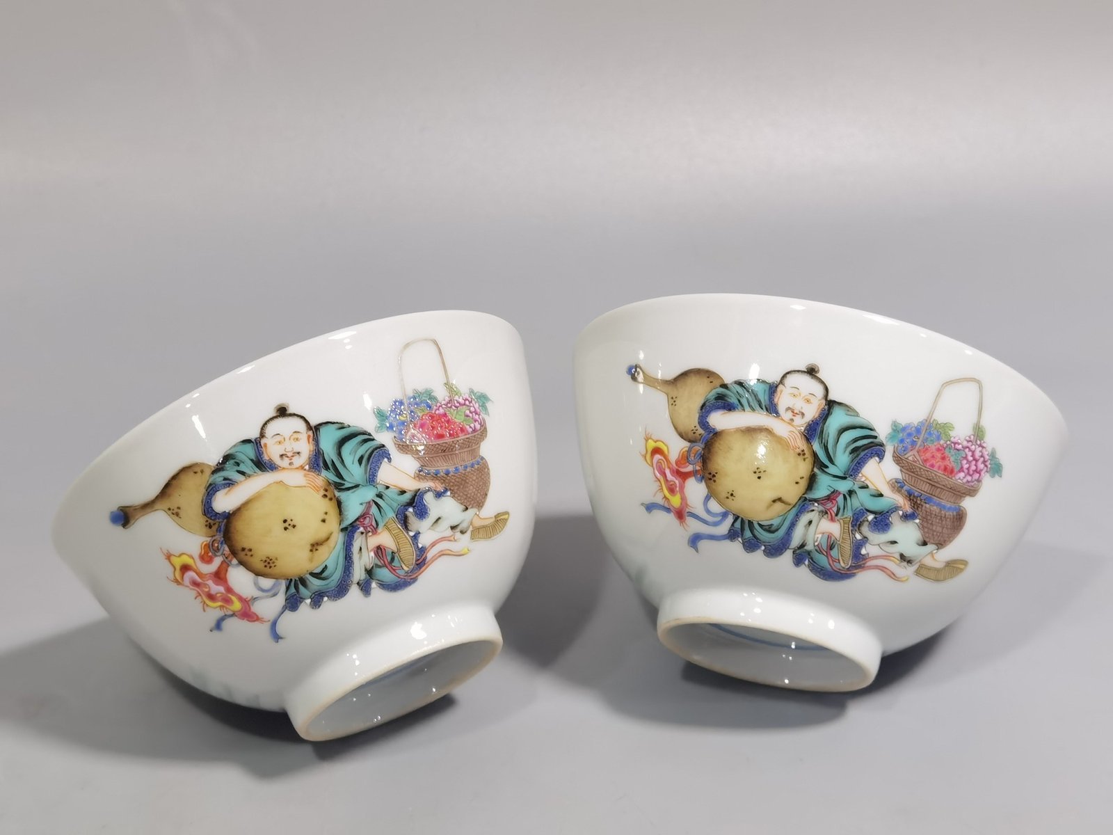 Qing Dynasty Yongzheng pastel paintings of Fulu figures pair of small bowls