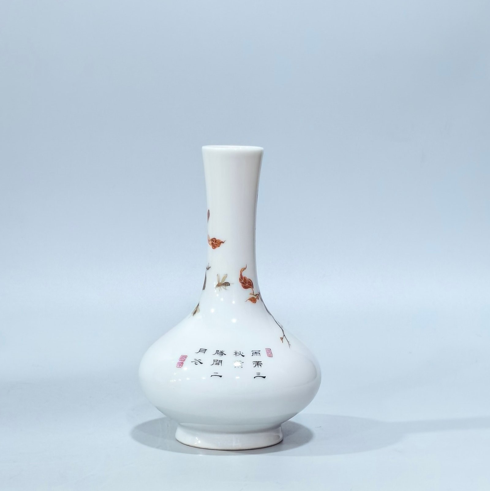 Qing Dynasty Yongzheng pastel vase with flowers birds and insects
