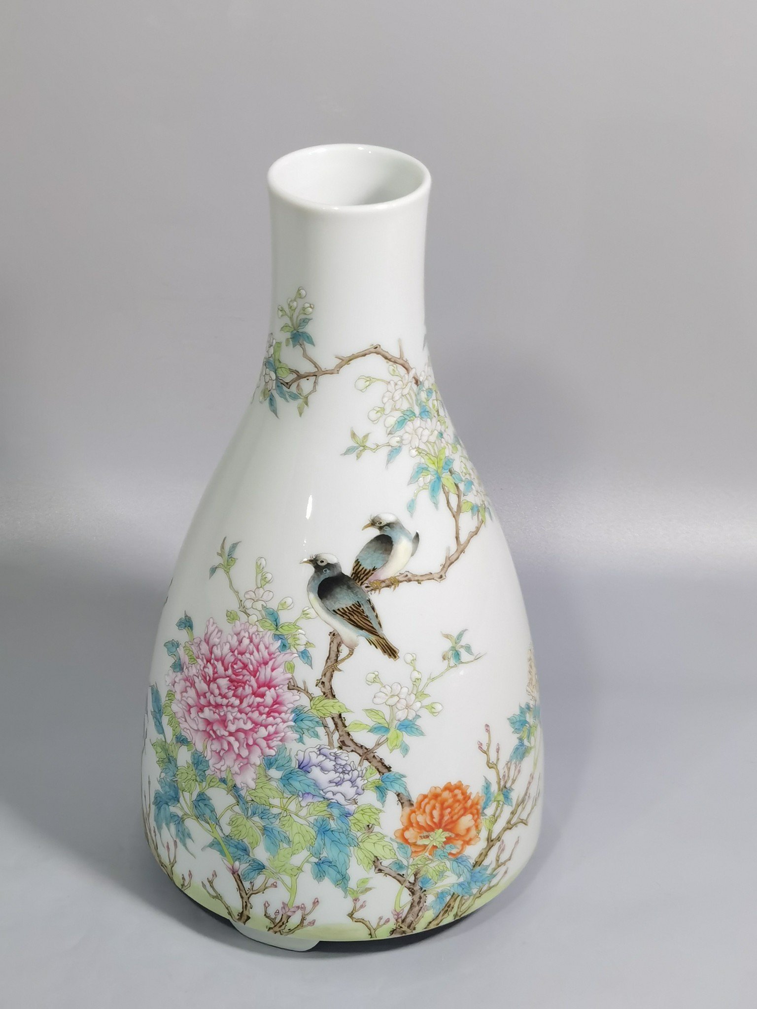Qing Dynasty Yongzheng pastel flower bird peony and flower three-legged flower arrangement