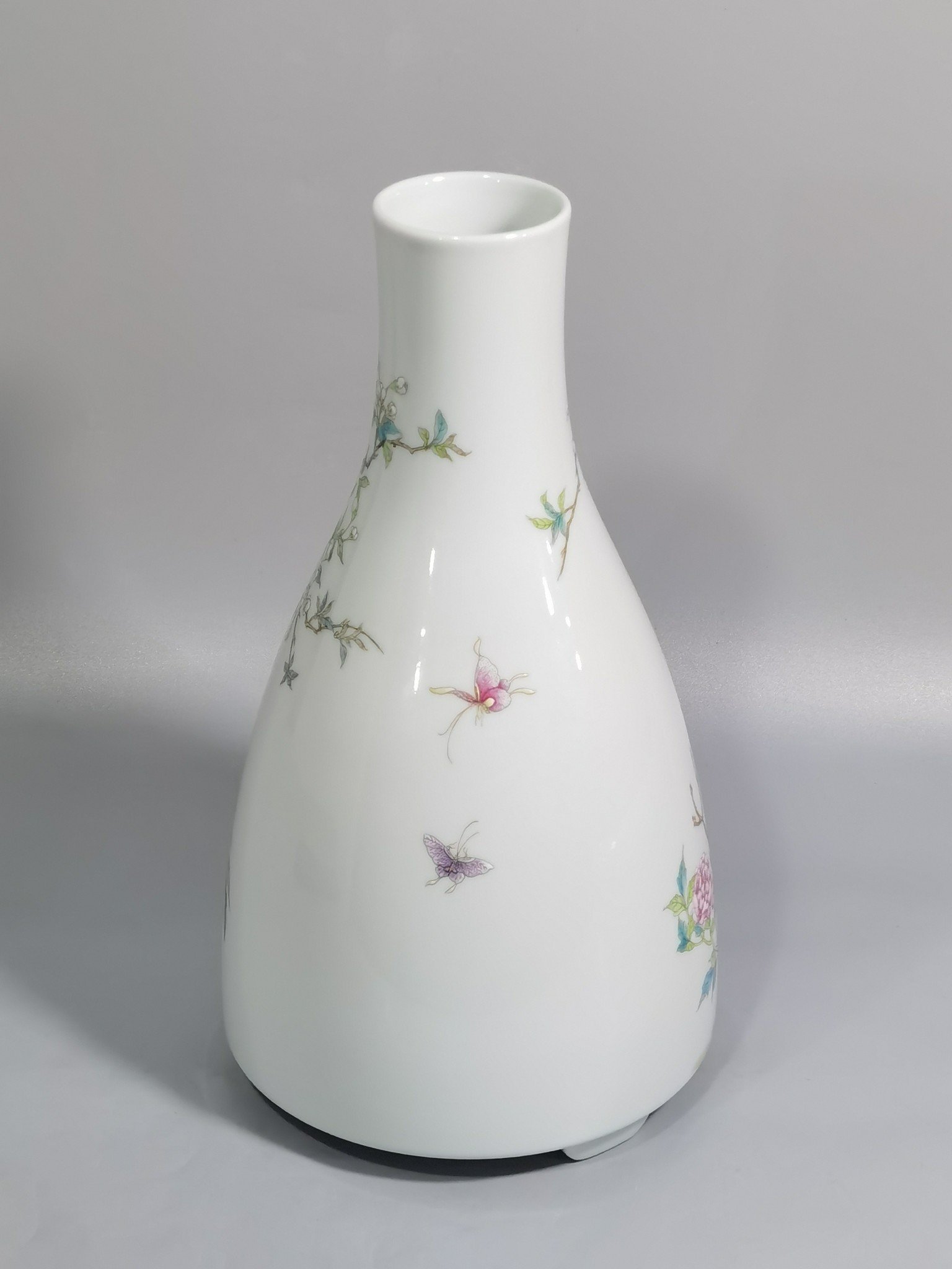 Qing Dynasty Yongzheng pastel flower bird peony and flower three-legged flower arrangement