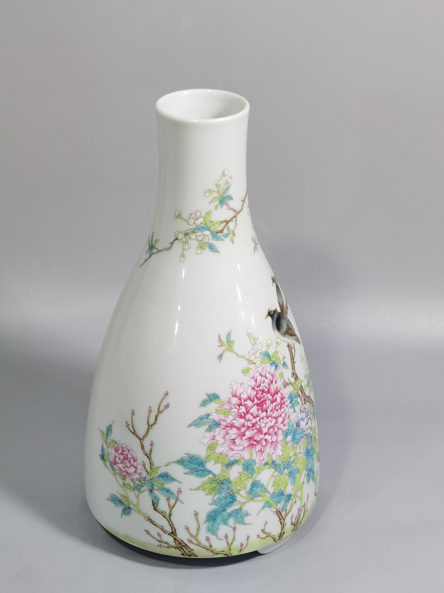 Qing Dynasty Yongzheng pastel flower bird peony and flower three-legged flower arrangement
