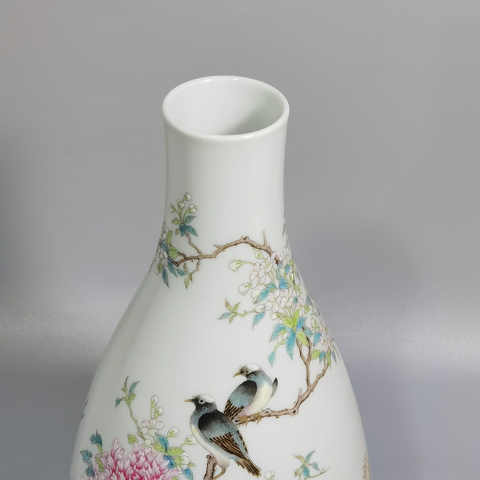 Qing Dynasty Yongzheng pastel flower bird peony and flower three-legged flower arrangement