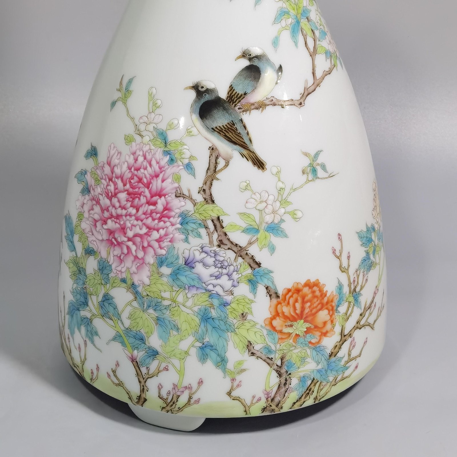 Qing Dynasty Yongzheng pastel flower bird peony and flower three-legged flower arrangement