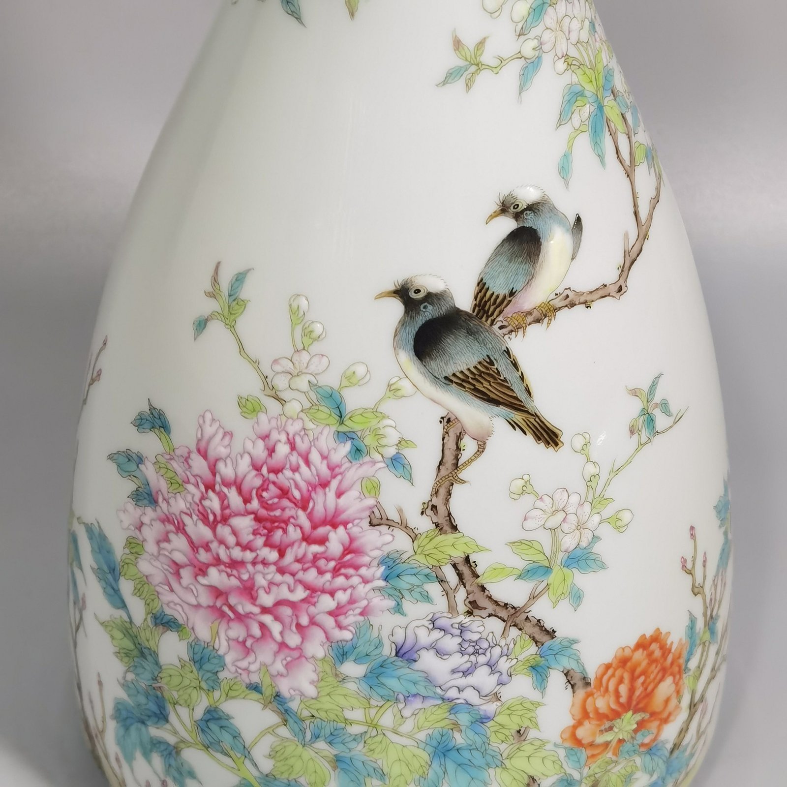Qing Dynasty Yongzheng pastel flower bird peony and flower three-legged flower arrangement