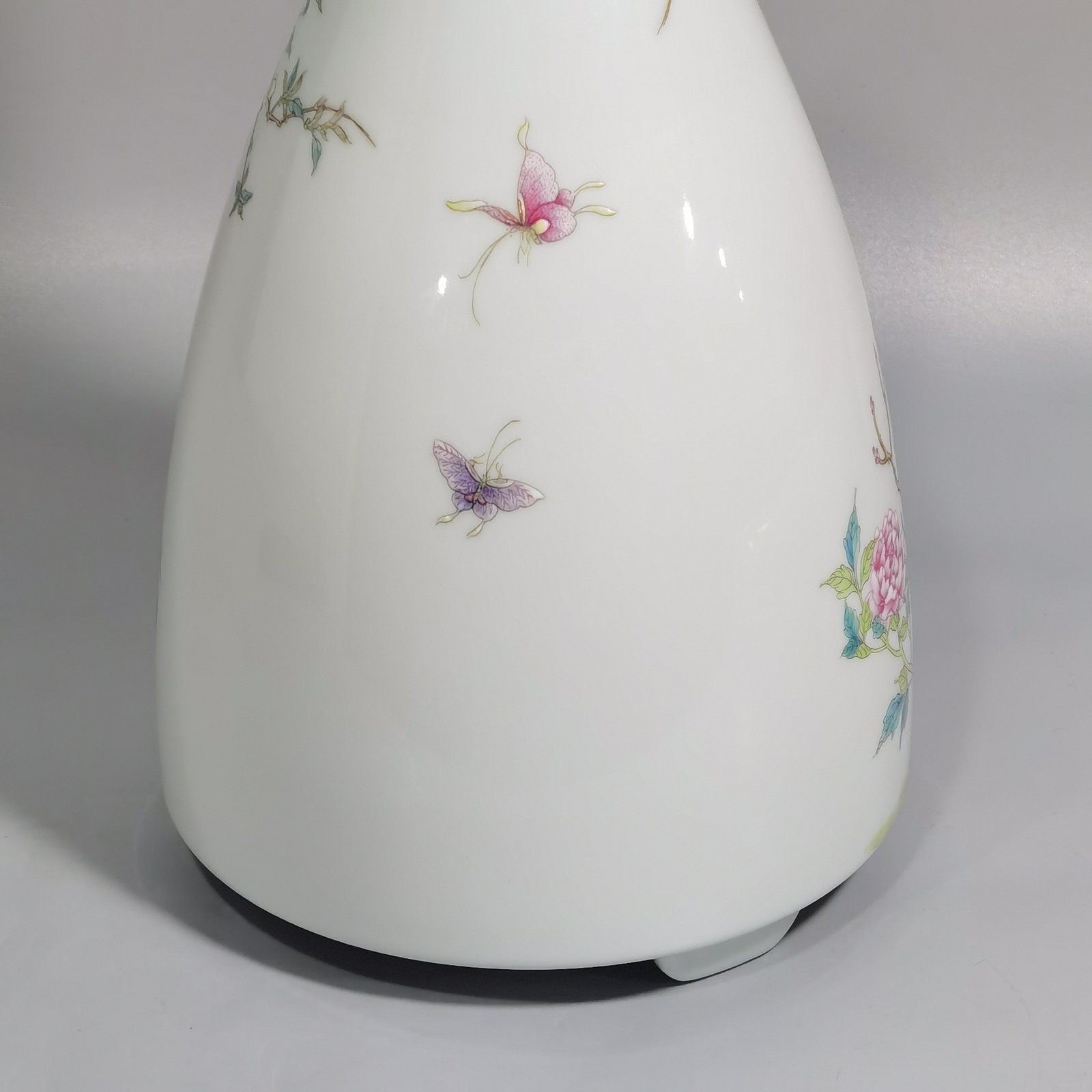 Qing Dynasty Yongzheng pastel flower bird peony and flower three-legged flower arrangement