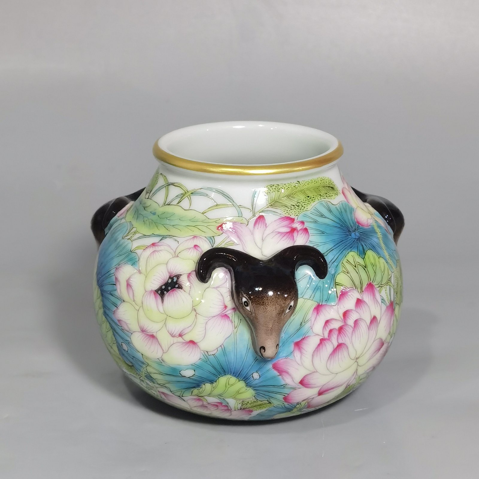 Qing Dynasty Yongzheng pastel lotus three-goat wash