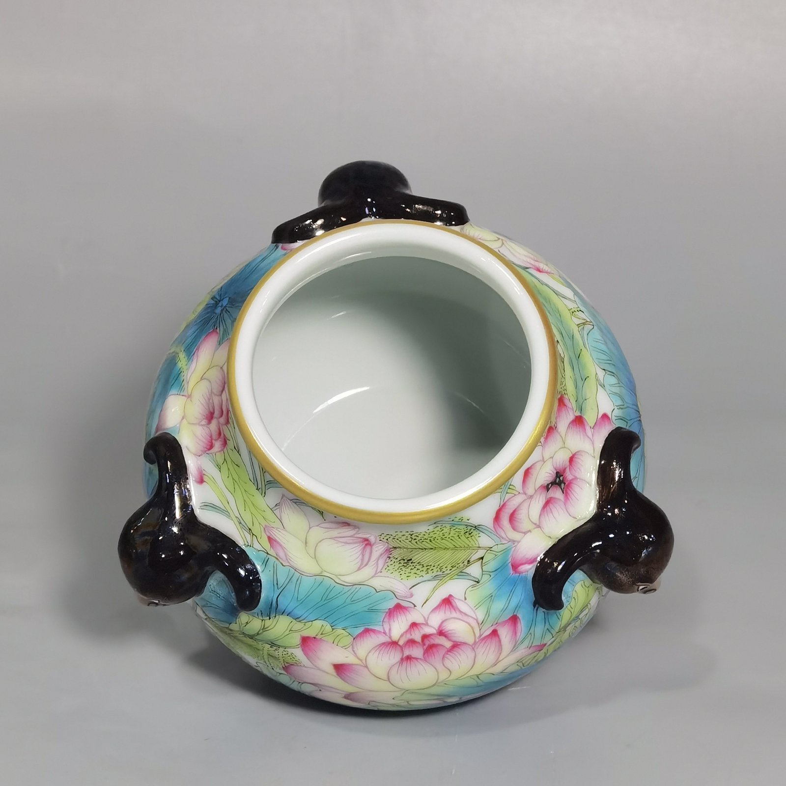 Qing Dynasty Yongzheng pastel lotus three-goat wash