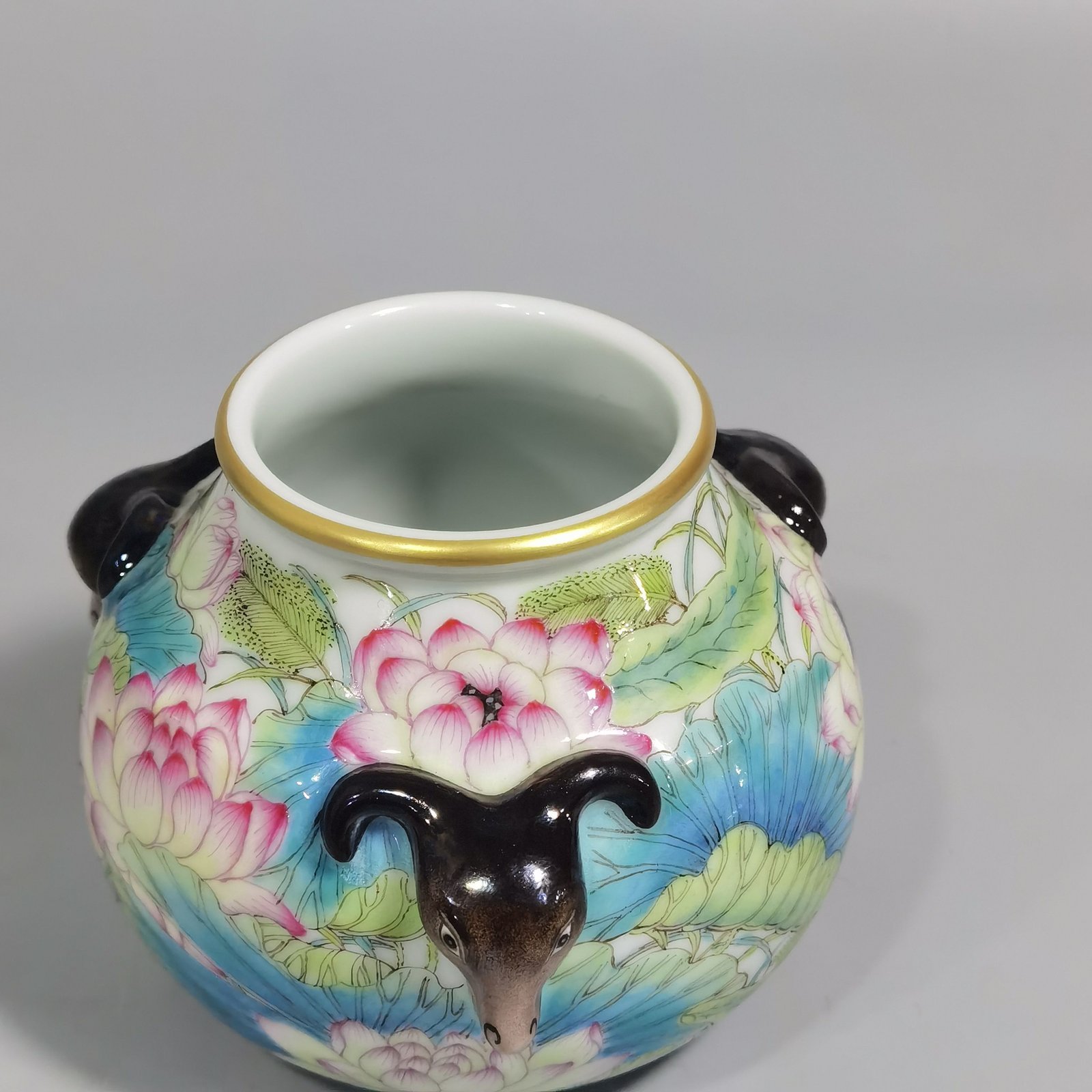 Qing Dynasty Yongzheng pastel lotus three-goat wash
