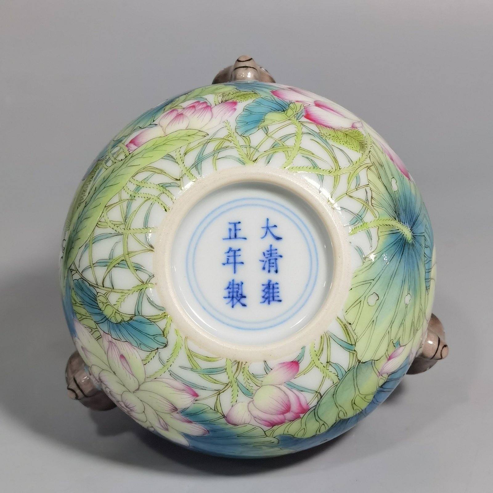 Qing Dynasty Yongzheng pastel lotus three-goat wash