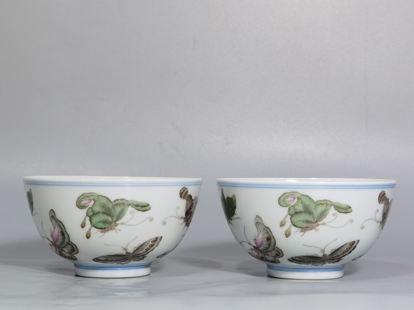 Qing Dynasty Yongzheng pair of pastel butterfly pattern plum blossom bowls